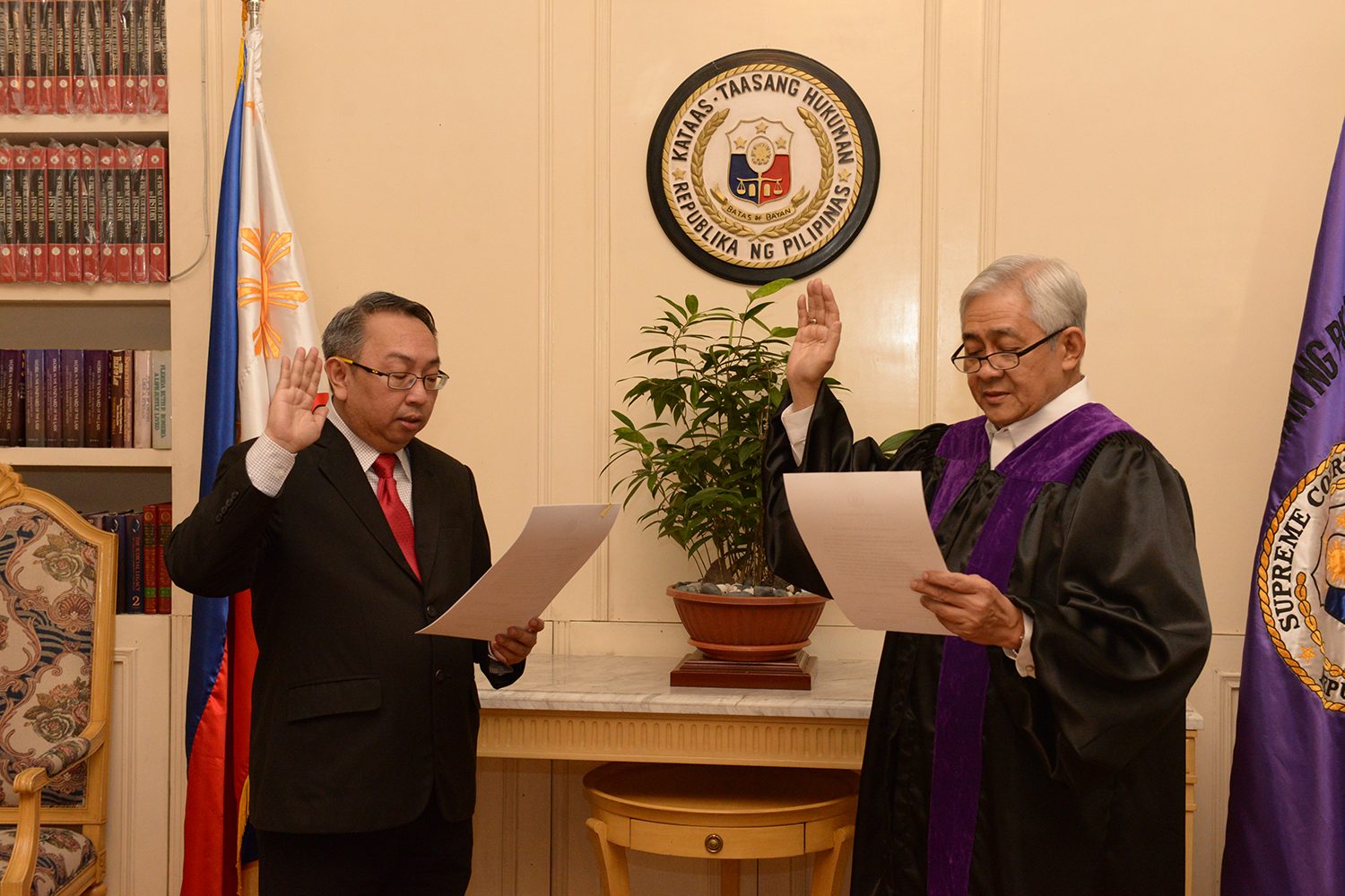 Sandiganbayan Associate Michael Frederick Musngi takes his oath before Justice Francis Jardeleza.  