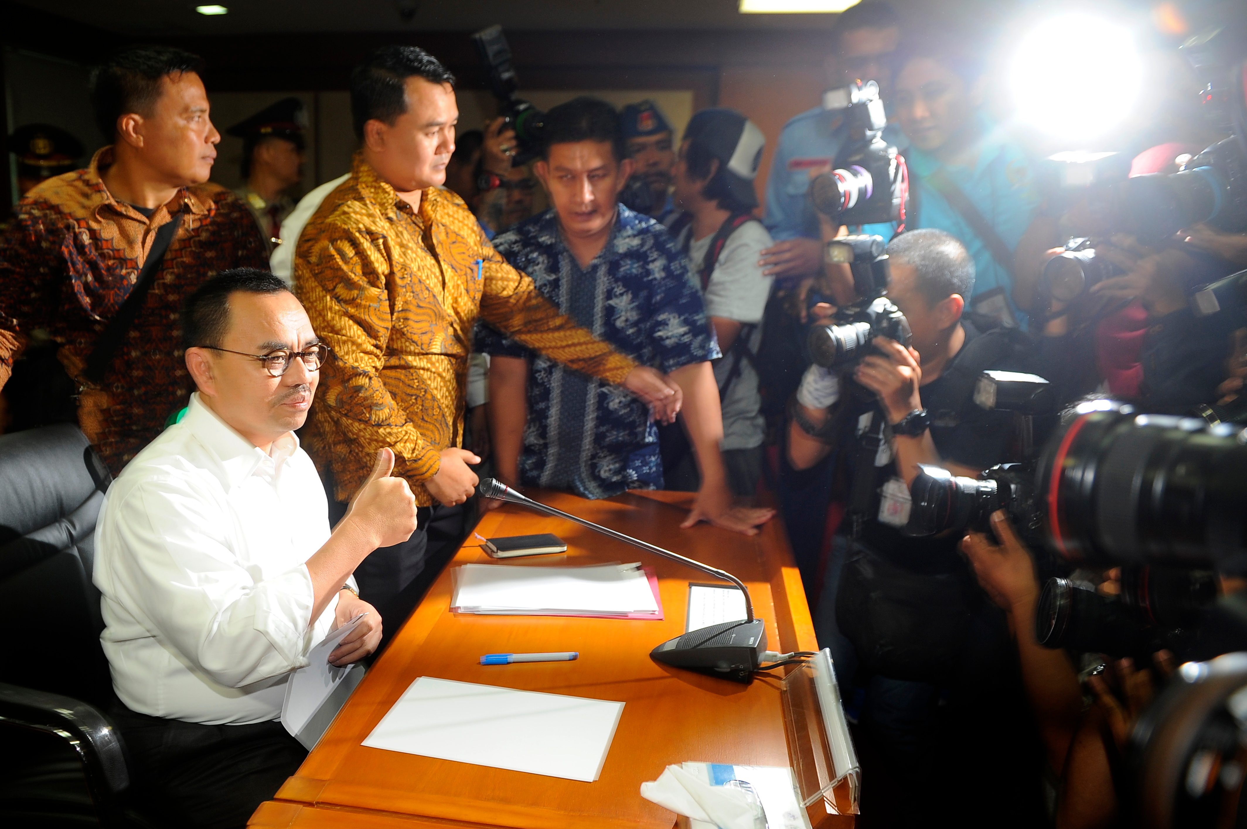 Menteri ESDM Sudirman Said menyapa wartawan sebelum mengikuti sidang etik MKD, pada 2 Desember 2015. Foto oleh Puspa Perwitasari/Antara 