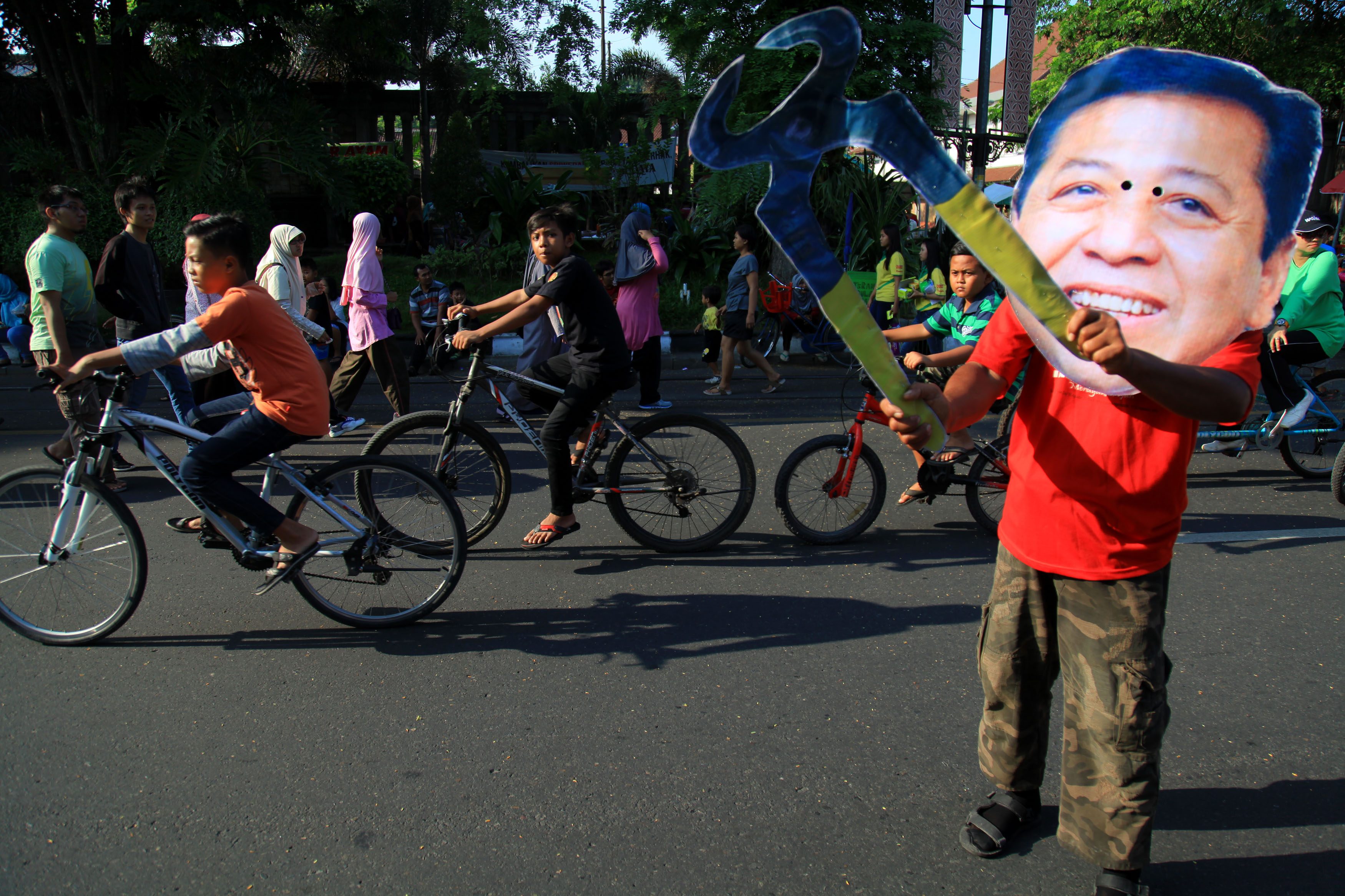 Aktivis memakai topeng bergambar Ketua DPR RI Setya Novanto melakukan teatrikal Catut Jumbo di Solo, Jawa Tengah, pada 22 November 2015. Foto oleh Maulana Surya/Antara 