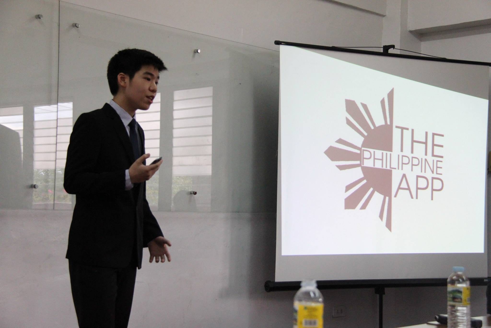 PITCH. Xavier School graduate King Alandy Dy pitching his team's app before an audience at YouthHack Manila.    