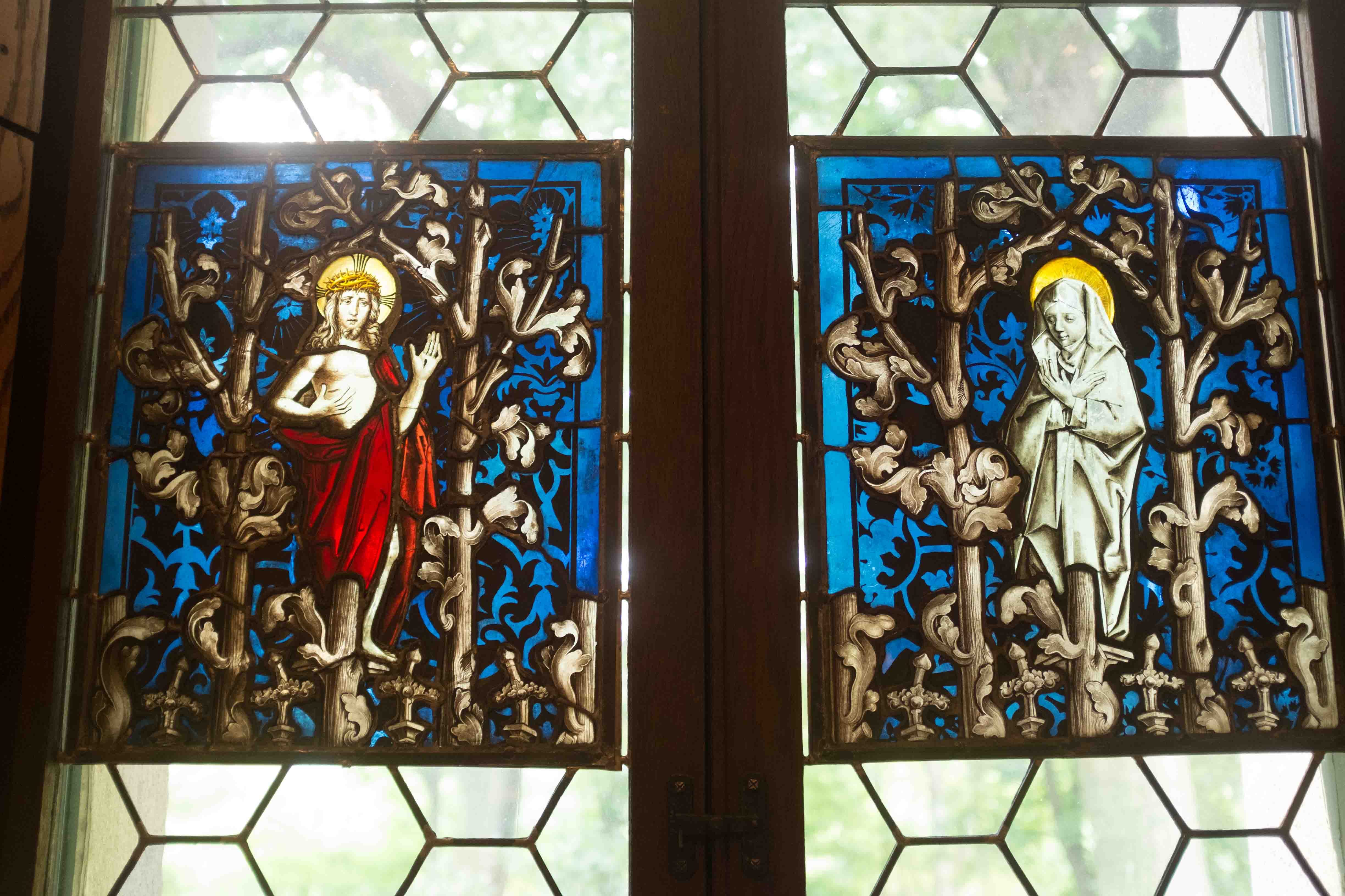 Kaca patri yang menggambarkan Yesus dan Bunda Maria di salah satu jendela The Cloisters. Foto oleh Karina Maharani/Rappler  