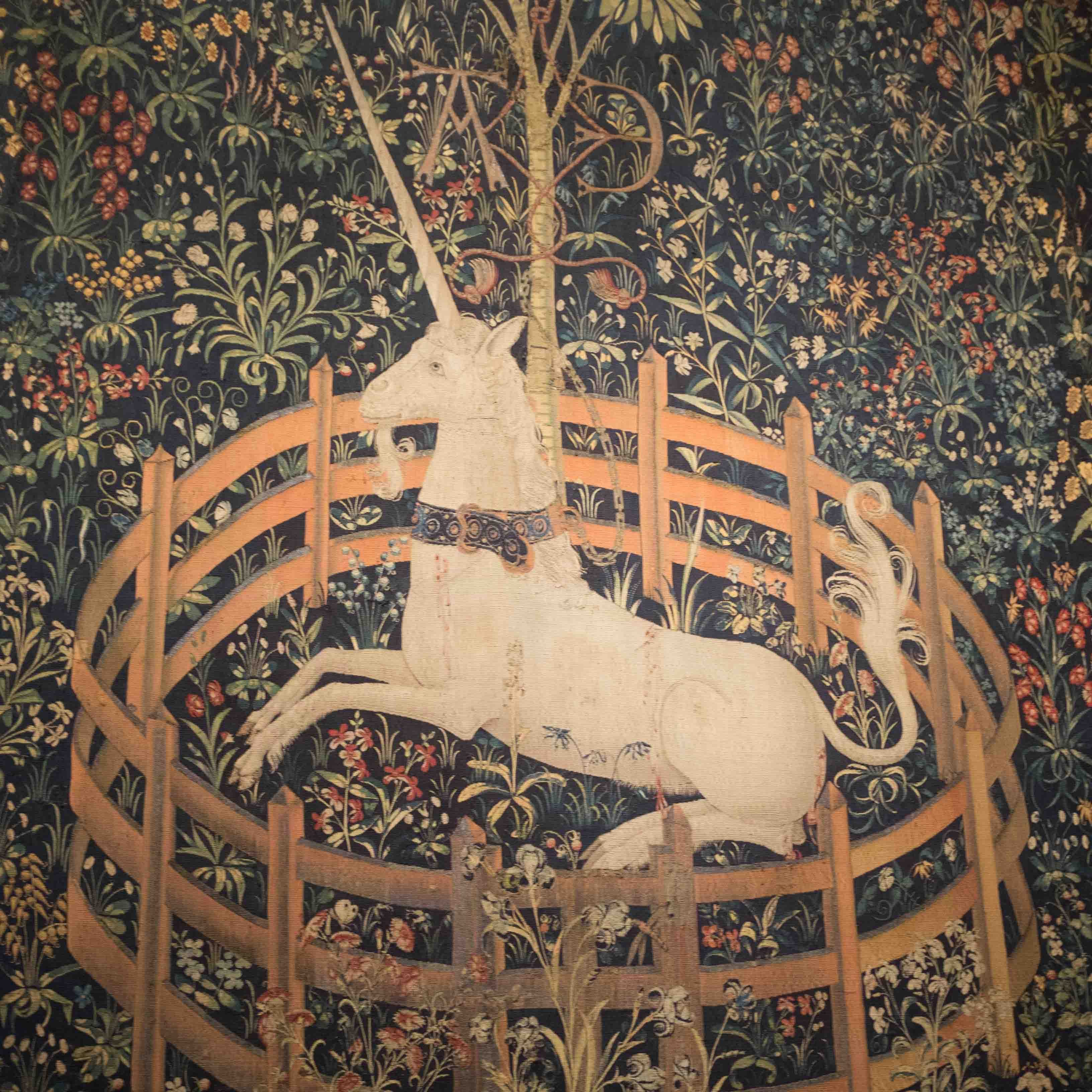 Tapestry 'The Unicorn in Captivity' ('Unicorn dalam Penangkaran') dari koleksi The Cloisters. Foto oleh Karina Maharani/Rappler 