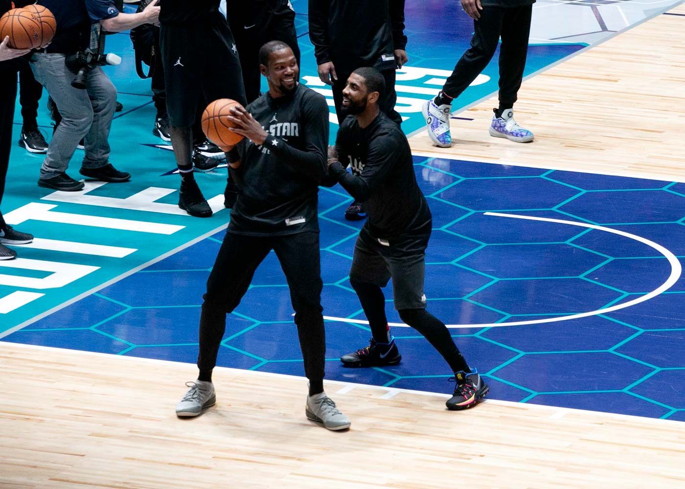 FACE OFF. Golden State’s Kevin Durant and Boston’s Kyrie Irving always seem to challenge each other in one-on-one duels during lulls in practice.
 