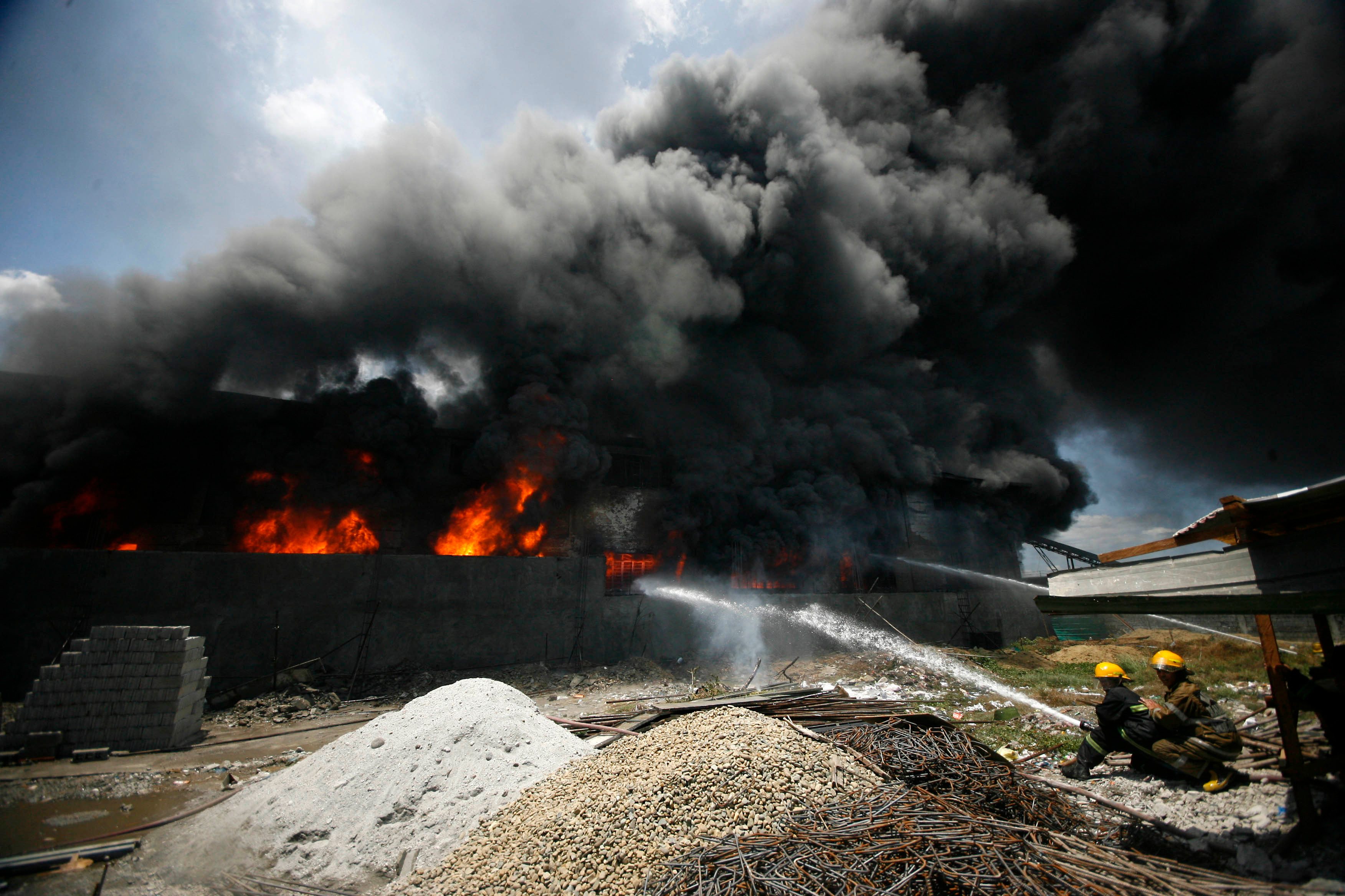 DEADLY BLAZE. A fire razes a slipper factory in Valenzuela City on May 13, 2015. All photos by Ben Nabong/Rappler  