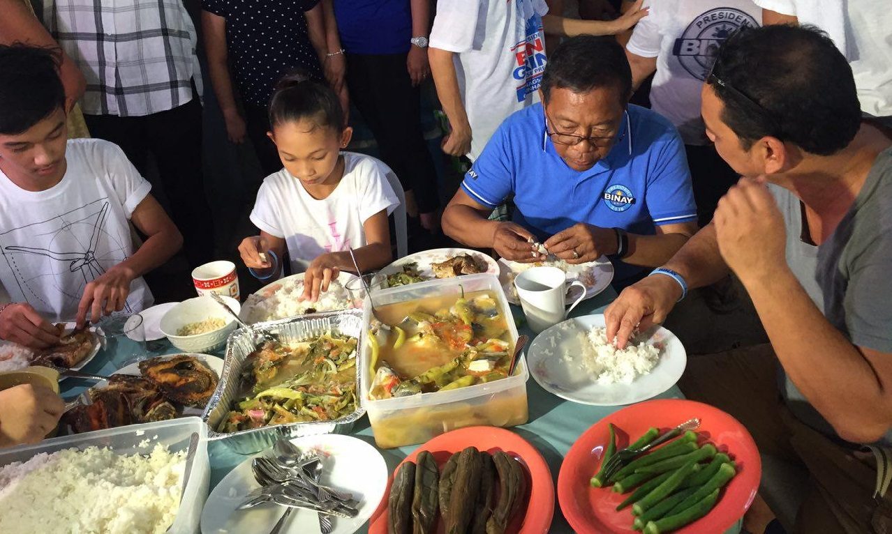 OFW FAMILY. Vice President Jejomar Binay eats lunch at the house of the Austria family in Lubao, Pampanga, on April 4, 2016. He helped bring home their mother, who died in Macau in 2014. Photo courtesy of the United Nationalist Alliance 