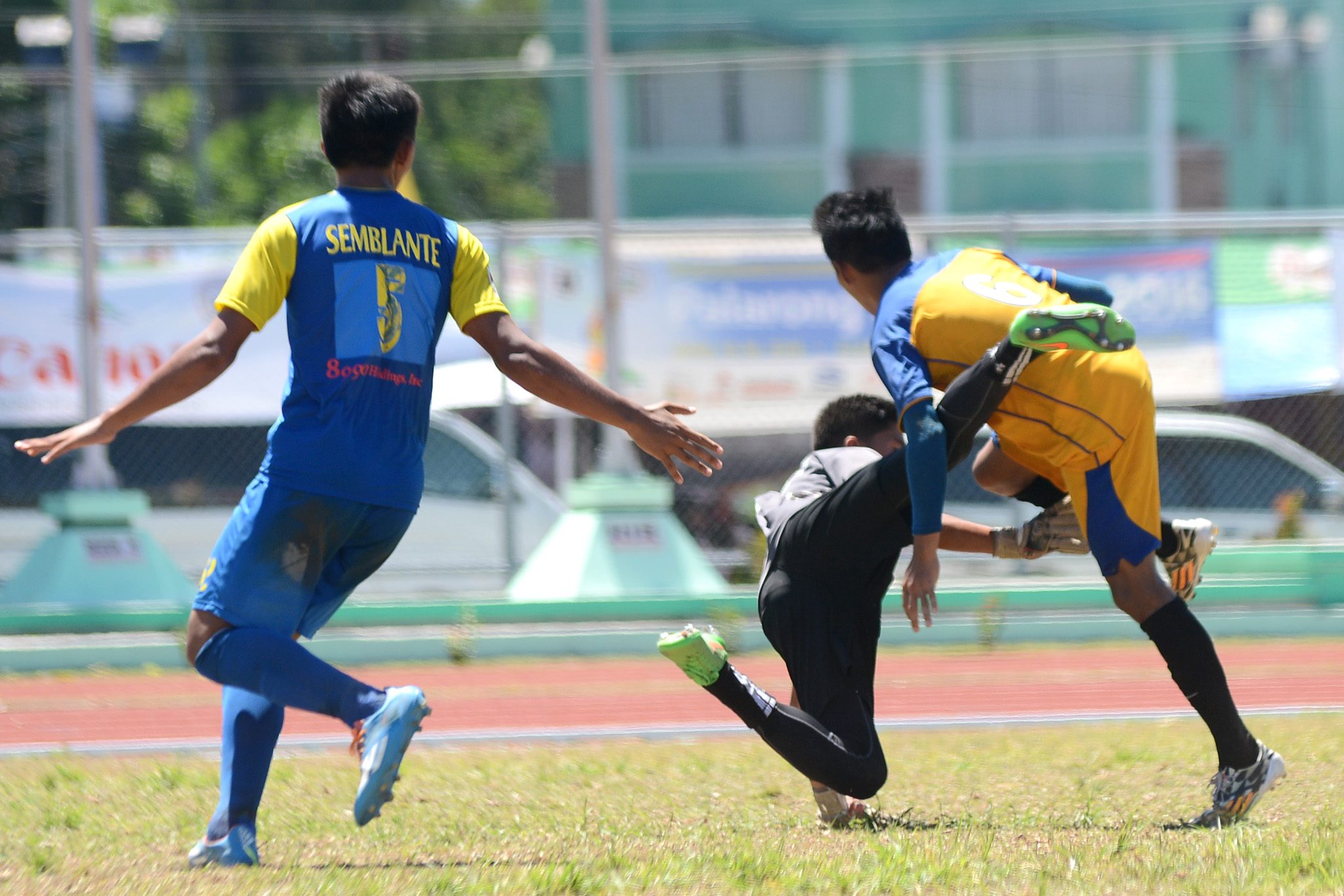DOWN THEY GO. NCR and Central Visayas players get entangled in a play. Photo by Roy Secretario/Rappler 