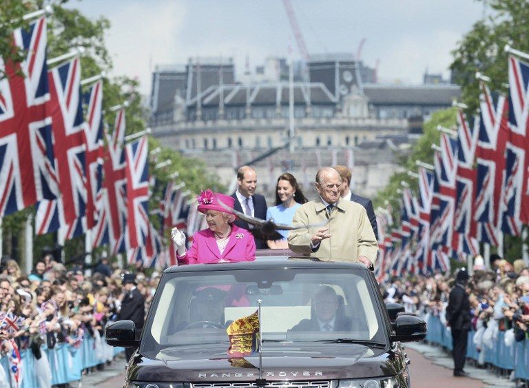 Thousands brave rain for queen’s 90th birthday picnic
