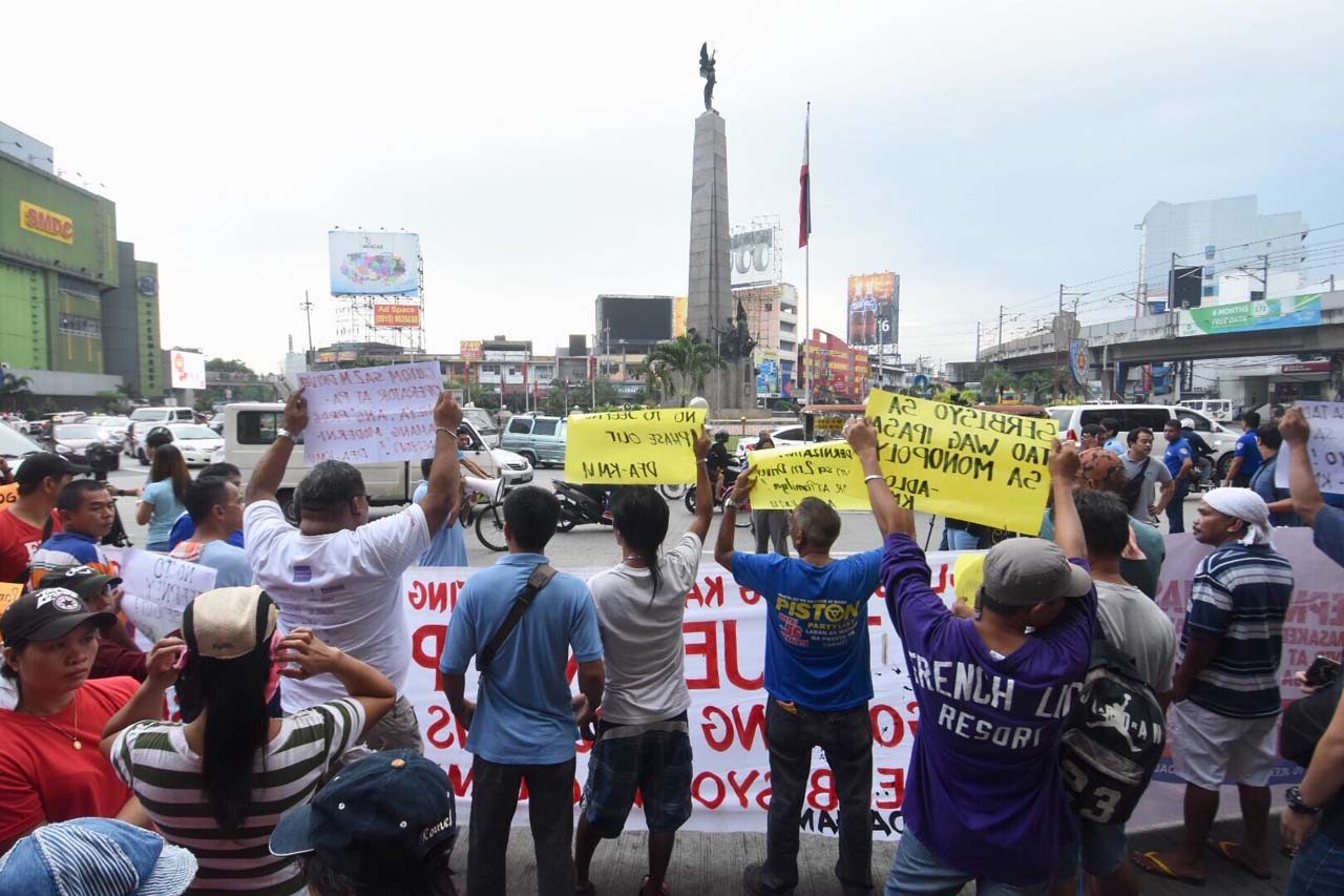 PROTEST CENTER. Jeepney drivers hold their rally along the Monumento Circle.  Photo by Angie de Silva/Rappler 