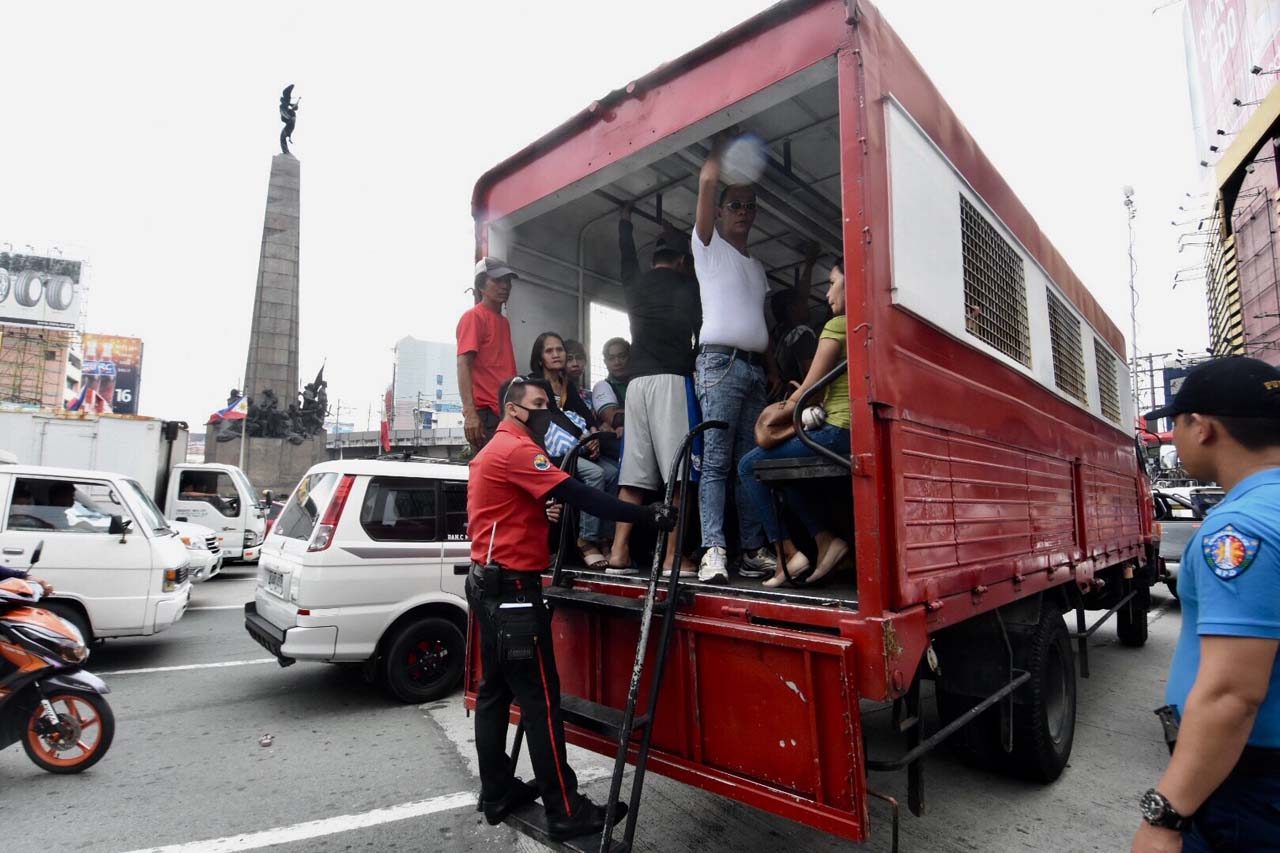 LIBRENG SAKAY. The Caloocan LGU provides vehicles to affected commuters. Photo by Angie de Silva/Rappler  