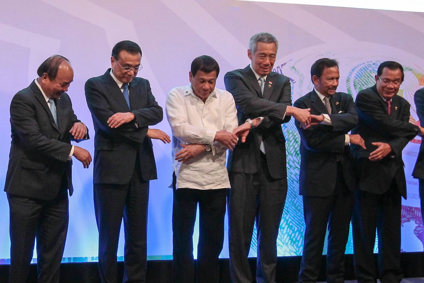 ASEAN-CHINA TIES. ASEAN leaders and Chinese Premier Li Keqiang prepare to do the ASEAN handshake. Photo by Voltaire Domingo/NPPA IMAGES/POOL  