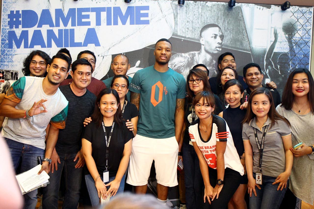 MEET AND GREAT. Some lucky fans were able to take snaps with Damian Lillard (middle, in blue). Photo by Josh Albelda/ Rappler 