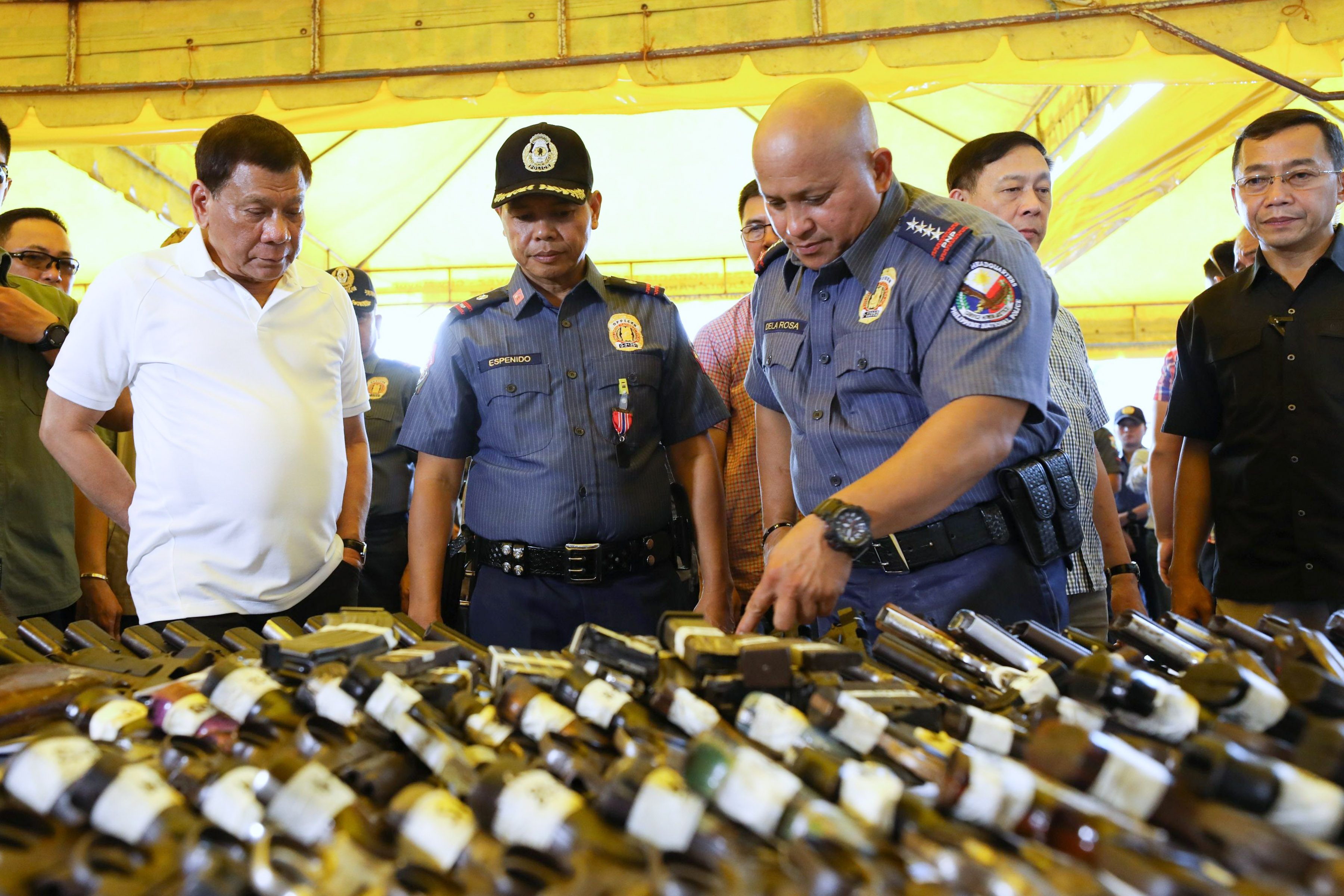 SUPPORTED. Jovie Espenido expects firearms with President Duterte and PNP chief Dela Rosa. Karl Norman Alonzo/Presidential Photo
  
