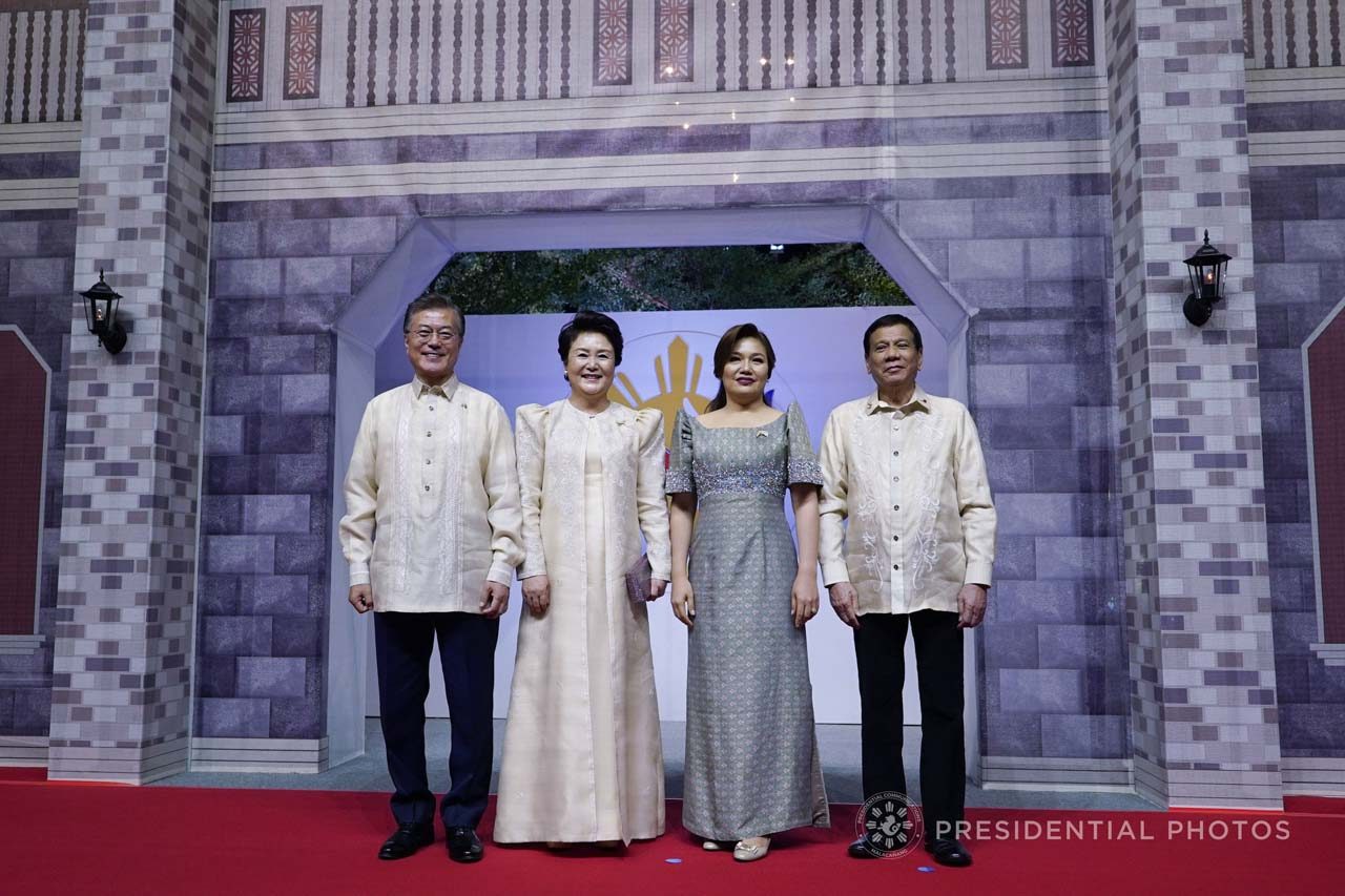 LADY IN WHITE. Korean First Lady Kim Jung-Sook is a vision in white. Malacañang Photo 