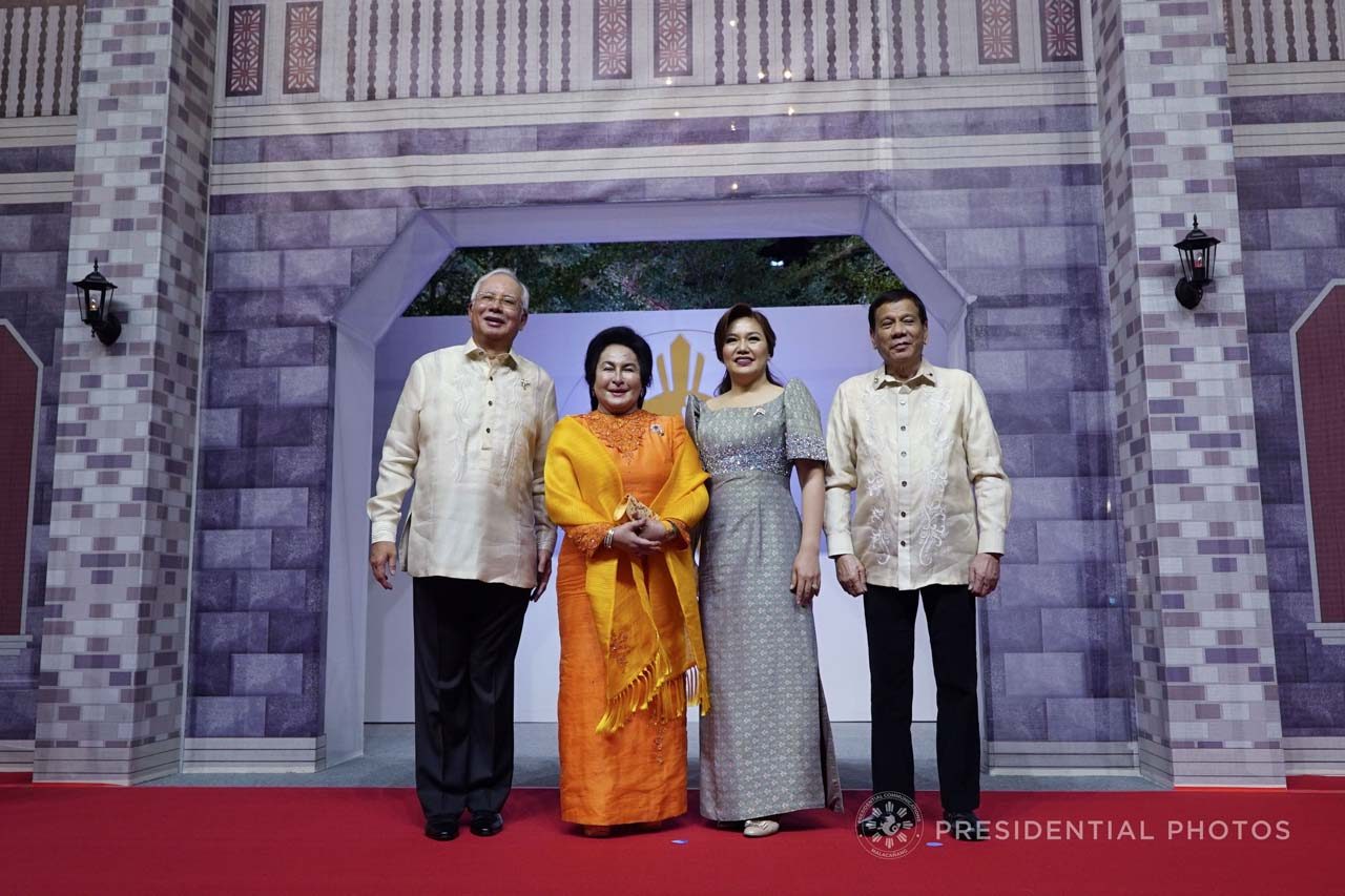 BRIGHT AND SHINY. Rosmah Mansor is eye-catching in an orange dress and yellow shawl. Malacañang Photo 