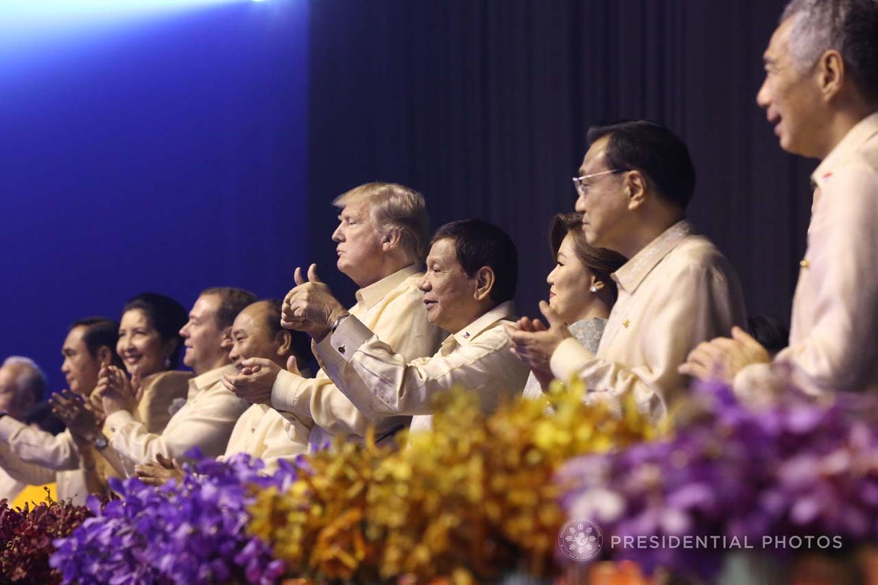THUMBS UP. Philippine President Rodrigo Duterte gives the thumbs up while witnessing the program proper of the dinner he hosted for ASEAN leaders and dialogue partners. Malacañang photo 