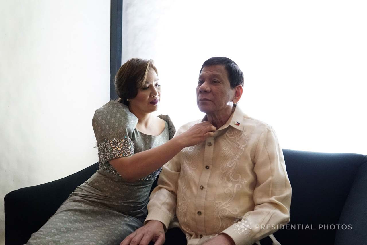 GEARING UP. Honeylet Avanceña fixes the President's barong before the gala dinner. Malacañang photo 