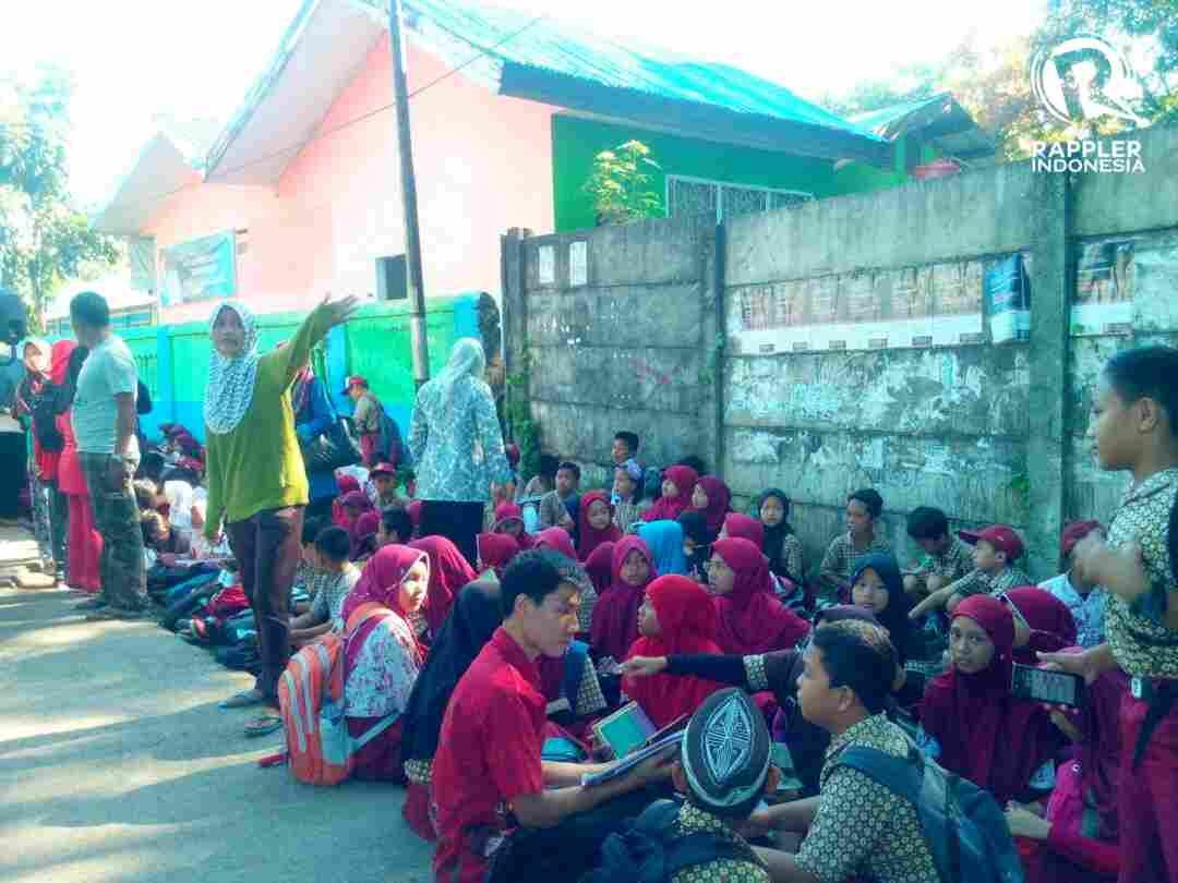 PINGGIR JALAN. Siswa SD dari tiga sekolah di Makassar terpaksa belajar di pinggir jalan, karena pintu menuju ke sekolah disegel pada Kamis, 4 Mei. Foto oleh Syarifah Fitriani/Rappler 