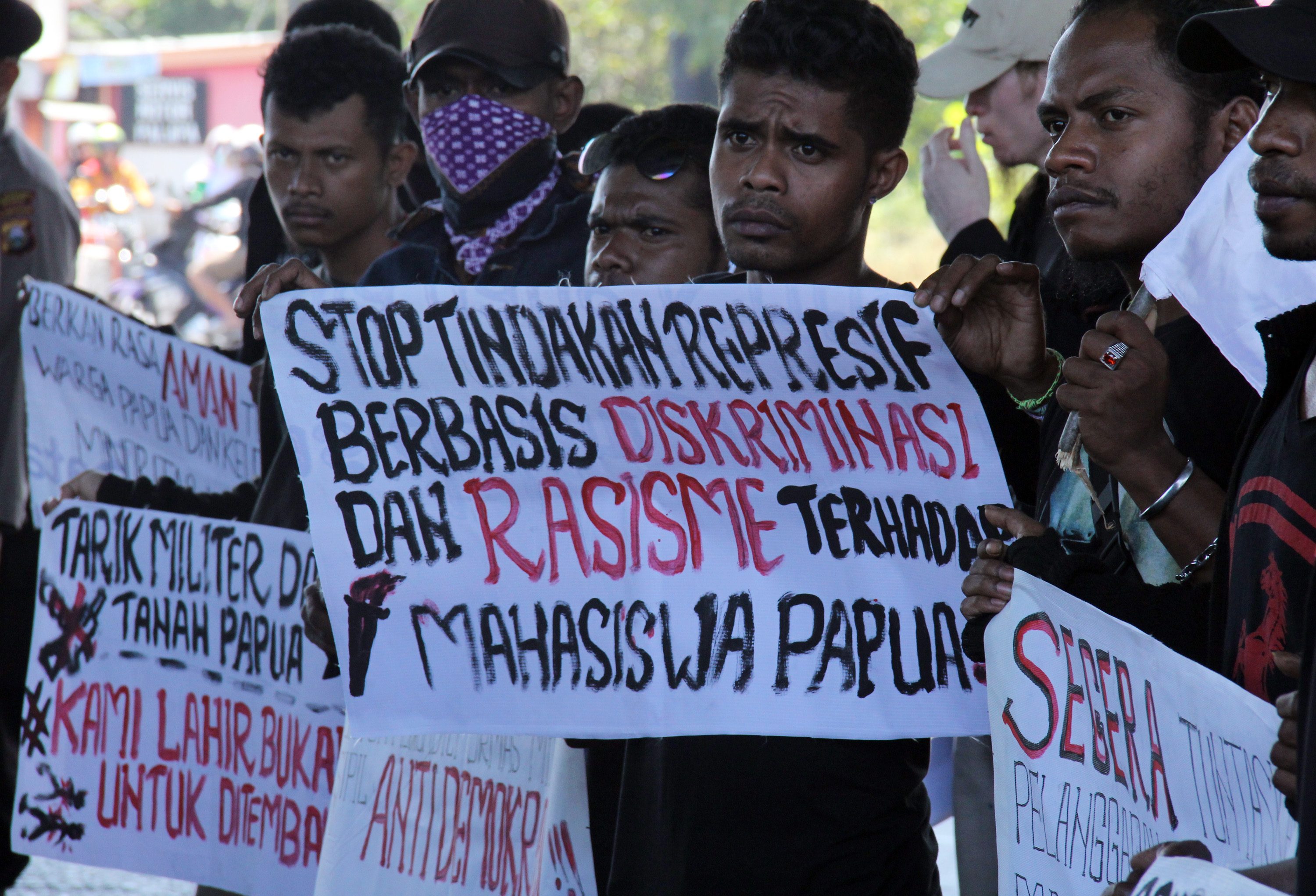 Sejumlah mahasiswa Papua berunjuk rasa di bawah Jembatan Layang, Makassar, Sulawesi Selatan, pada 27 Juli 2016. Mereka menolak tindakan kekerasan aparat kepolisian. Foto oleh Abriawan Abhe/Antara 