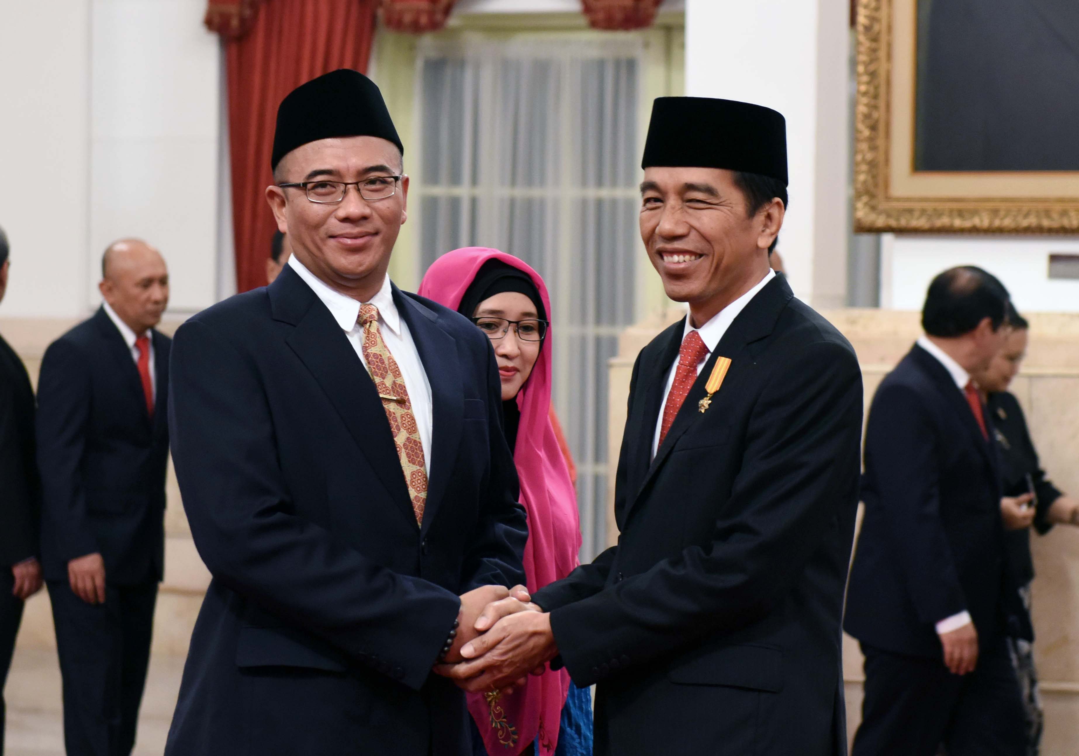 Presiden Jokowi memberikan ucapan selamat kepada Hasyim Asy’ari usai dilantik jadi anggota KPU, di Istana Negara, Jakarta, pada 29 Agustus 2016. Foto dari Setkab 