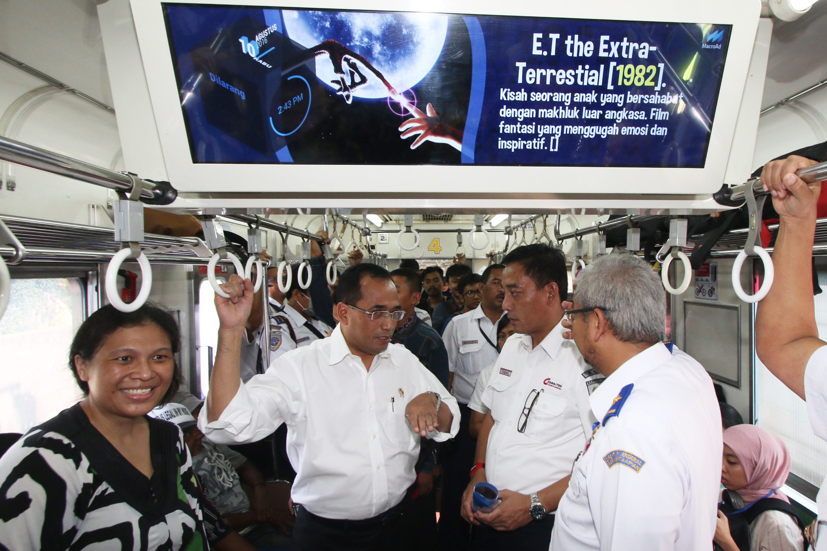 Menteri Perhubungan Budi Karya Sumadi (kedua kiri) menaiki KRL Jabodetabek saat melakukan peninjauan di Stasiun Juanda, Jakarta, pada 10 Agustus 2016. Foto oleh Rivan Awal Lingga/Antara
 