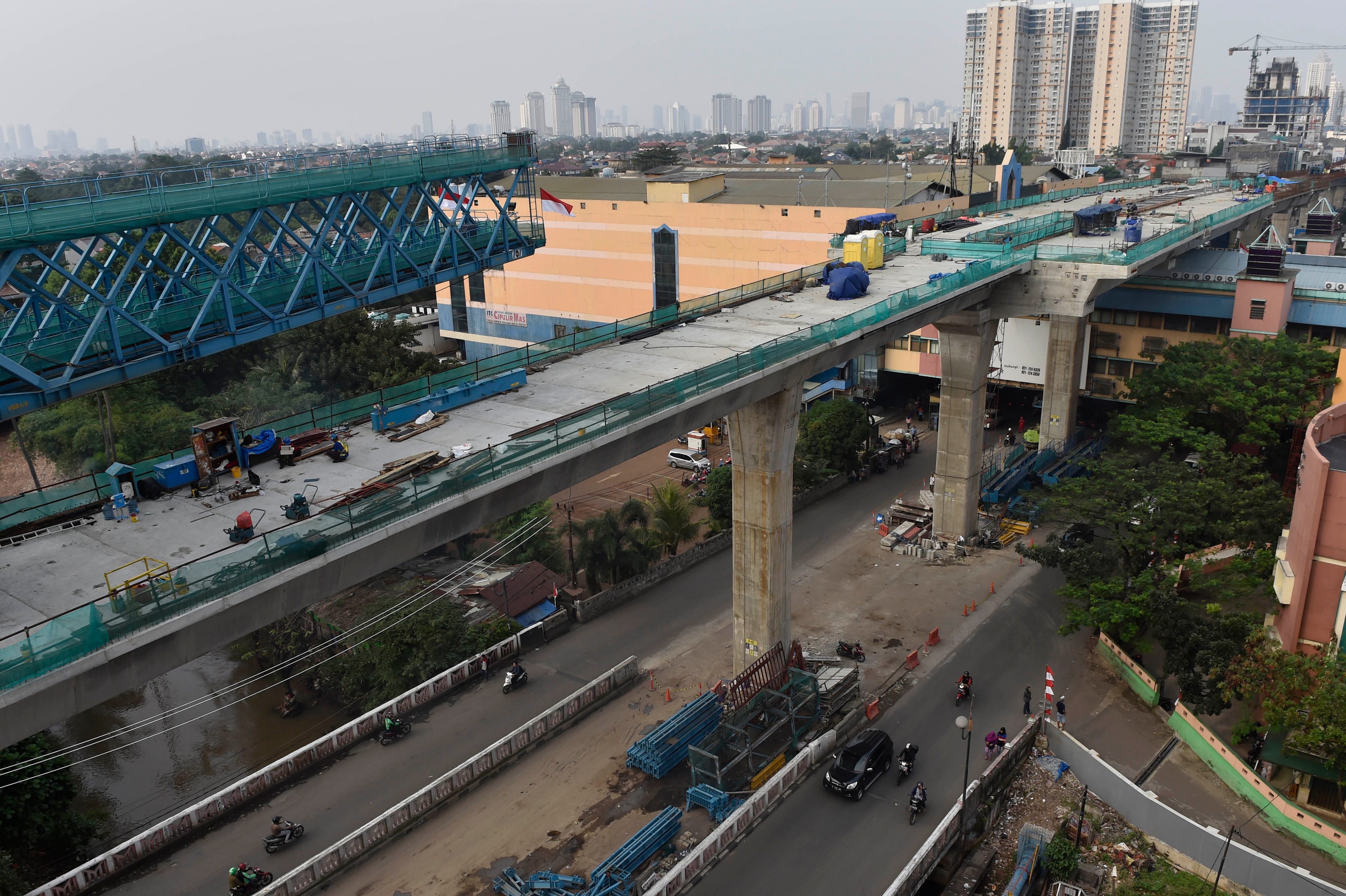 Pekerja menyelesaikan pembangunan jalan layang rute Kapten Tendean-Blok M-Ciledug di Jakarta, pada 12 Agustus 2016. Presiden Jokowi menginstruksikan percepatan pembangunan infrastruktur. Foto oleh Puspa Perwitasari/Antara 