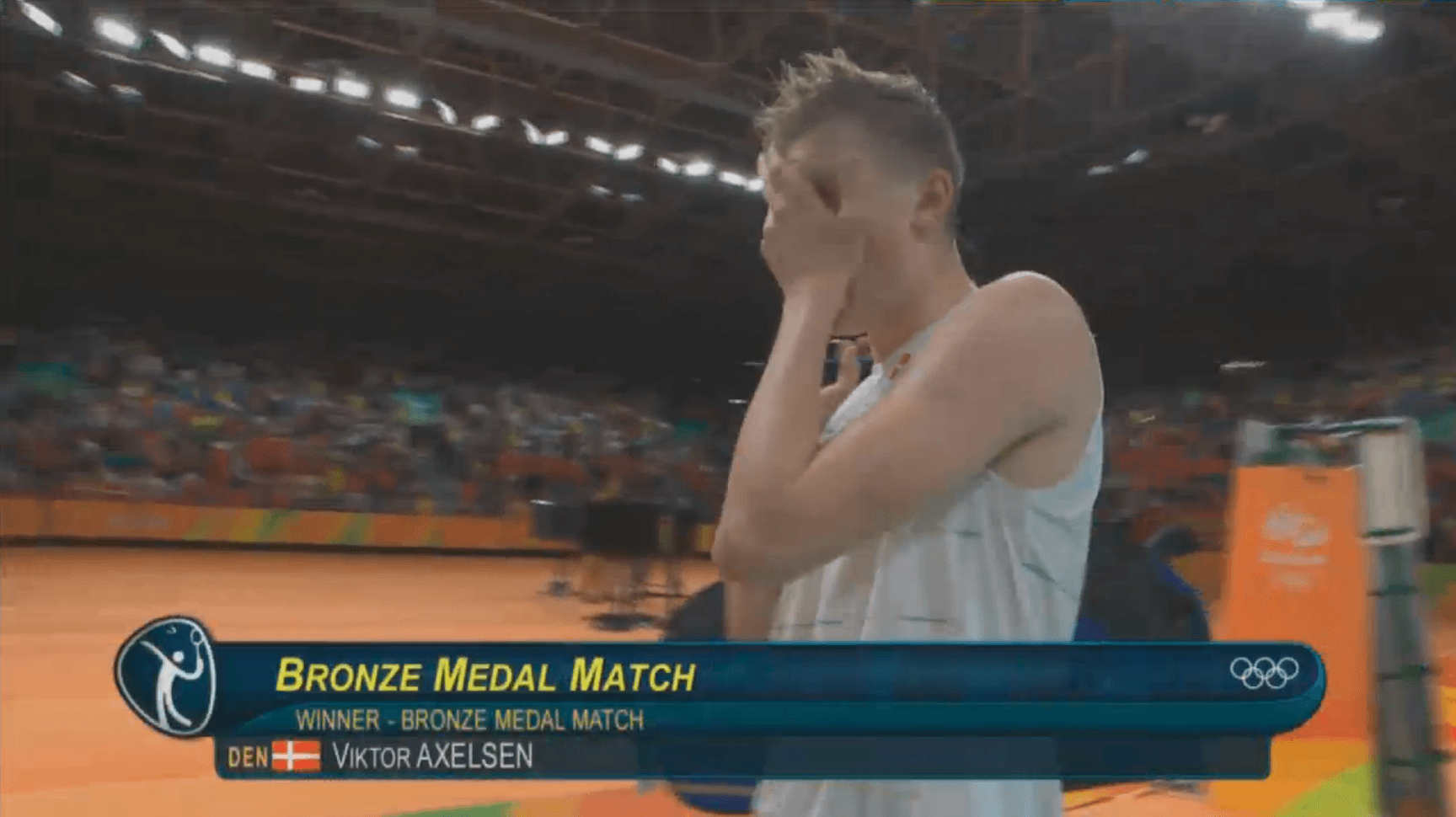 Viktor Axelsen menangis saat meraih medali perunggu nomor tunggal putra bulu tangkis Olimpiade Rio 2016. 