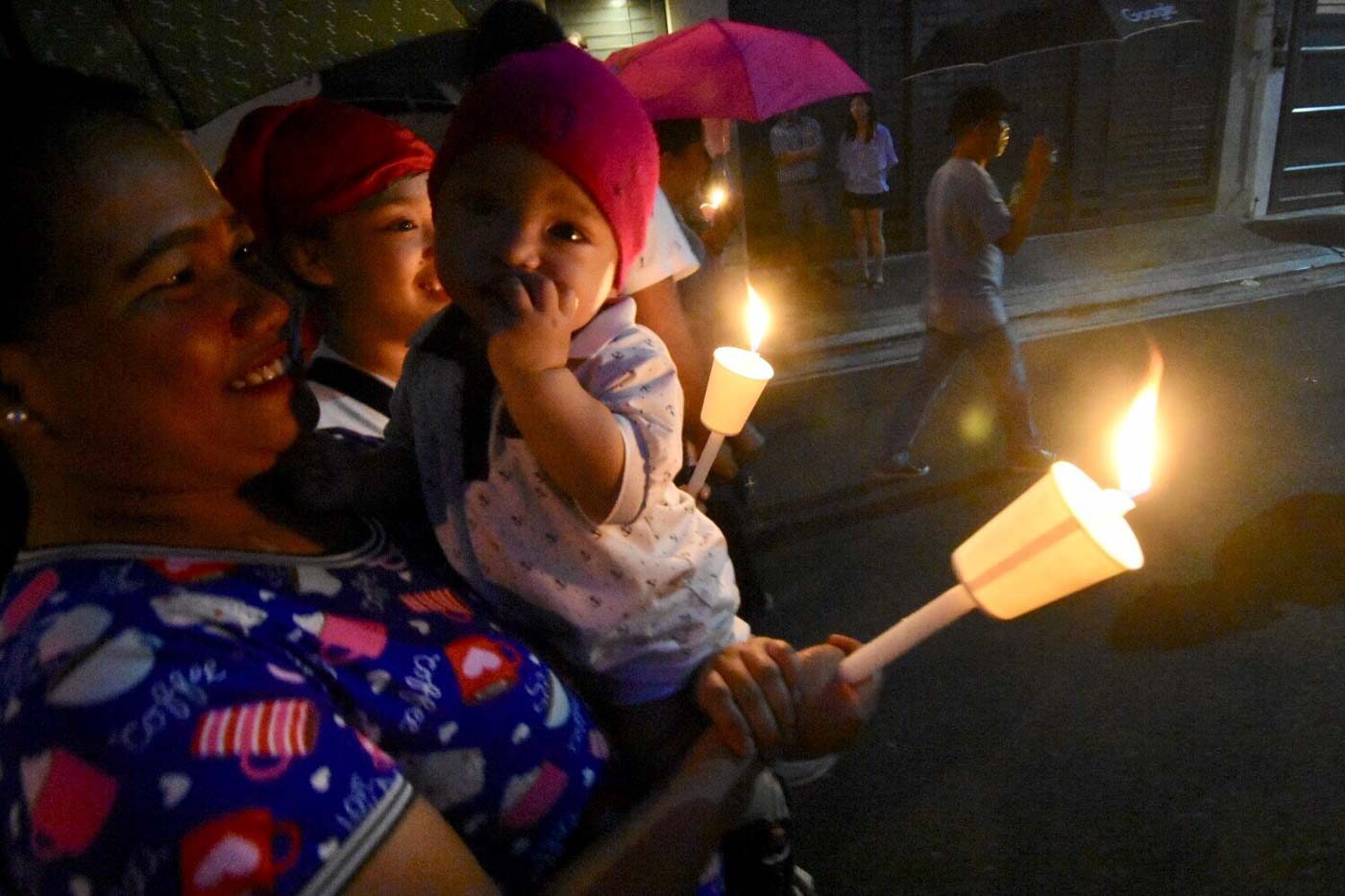 DEVOTION. Filipinos young and old join the annual La Naval procession. Photo by Angie de Silva/Rappler 