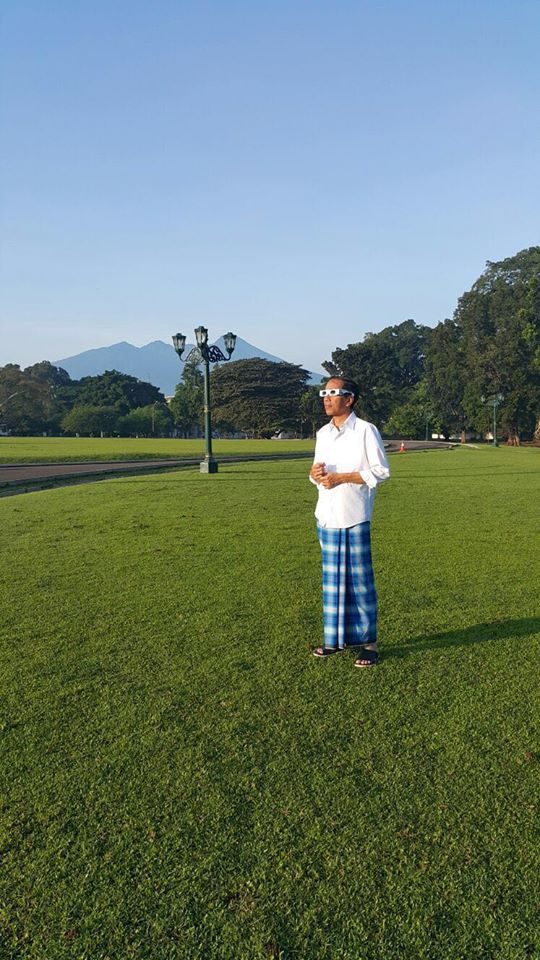 Jokowi dengan sarung dan kacamata gerhana. Foto: FB Jokowi. 