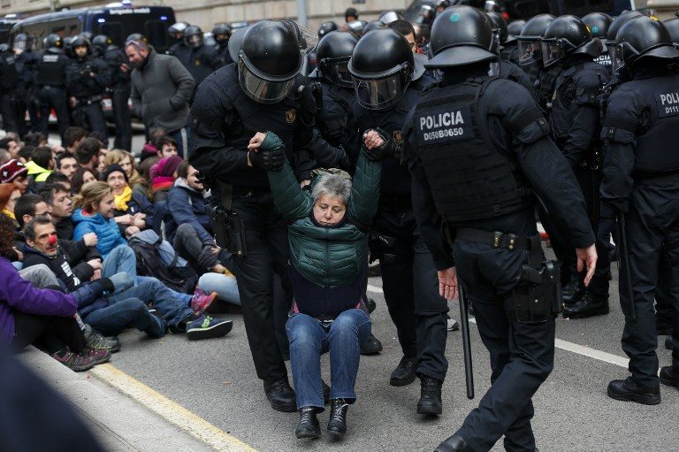 DEFIANT. Catalan regional police officers (Mossos d'Esquadra) drag a woman during a protest called by the 'Commitees in Defence of the Republic' to block the TSJC (Superior Court of Justice of Catalonia) in Barcelona on February 23, 2018. Photo by Pau Barrena/AFP     