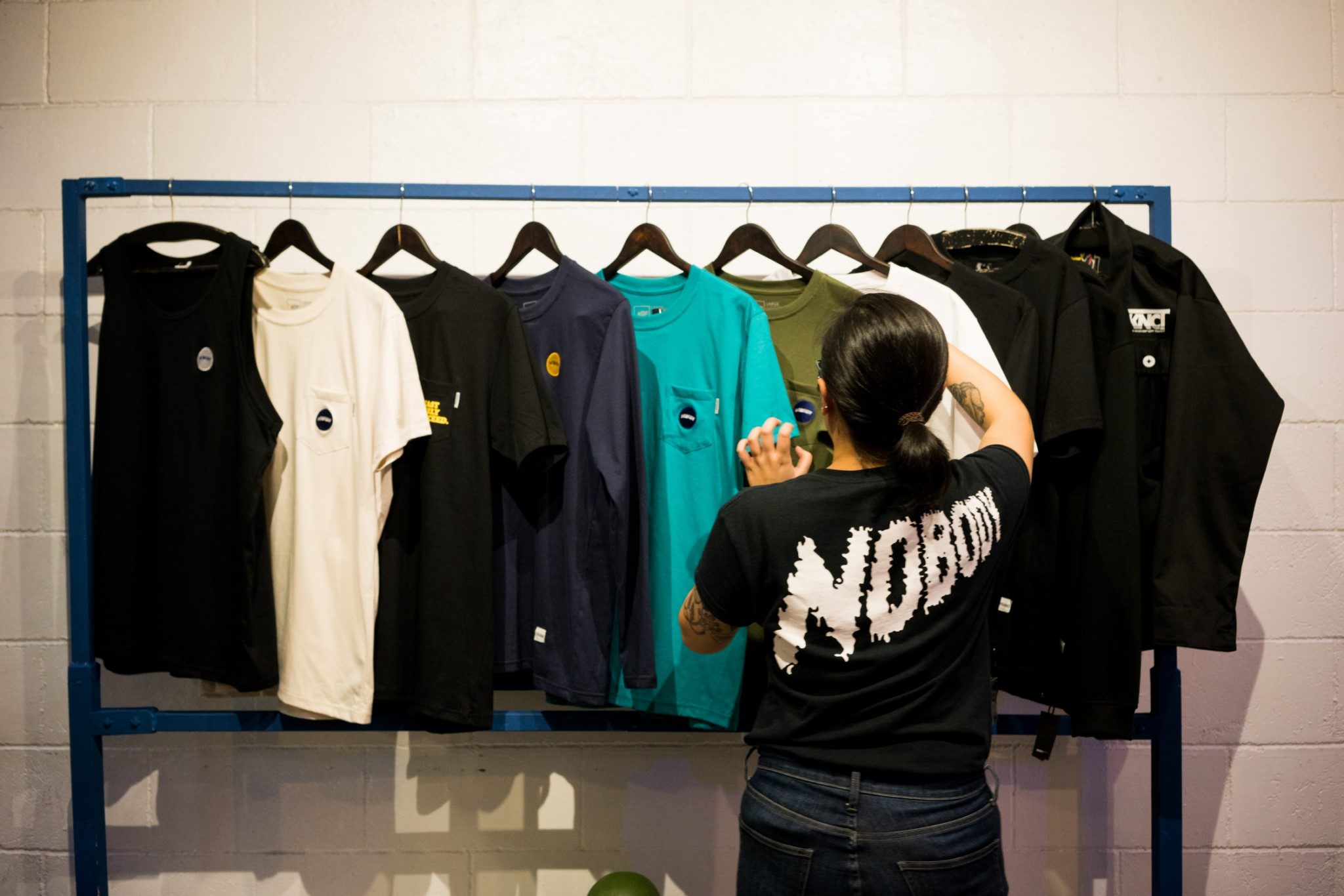 LET THE WORK SPEAK. Lari arranges shirts at Nobody's Cubao Ex pop-up. Photo by Martin San Diego/Rappler 