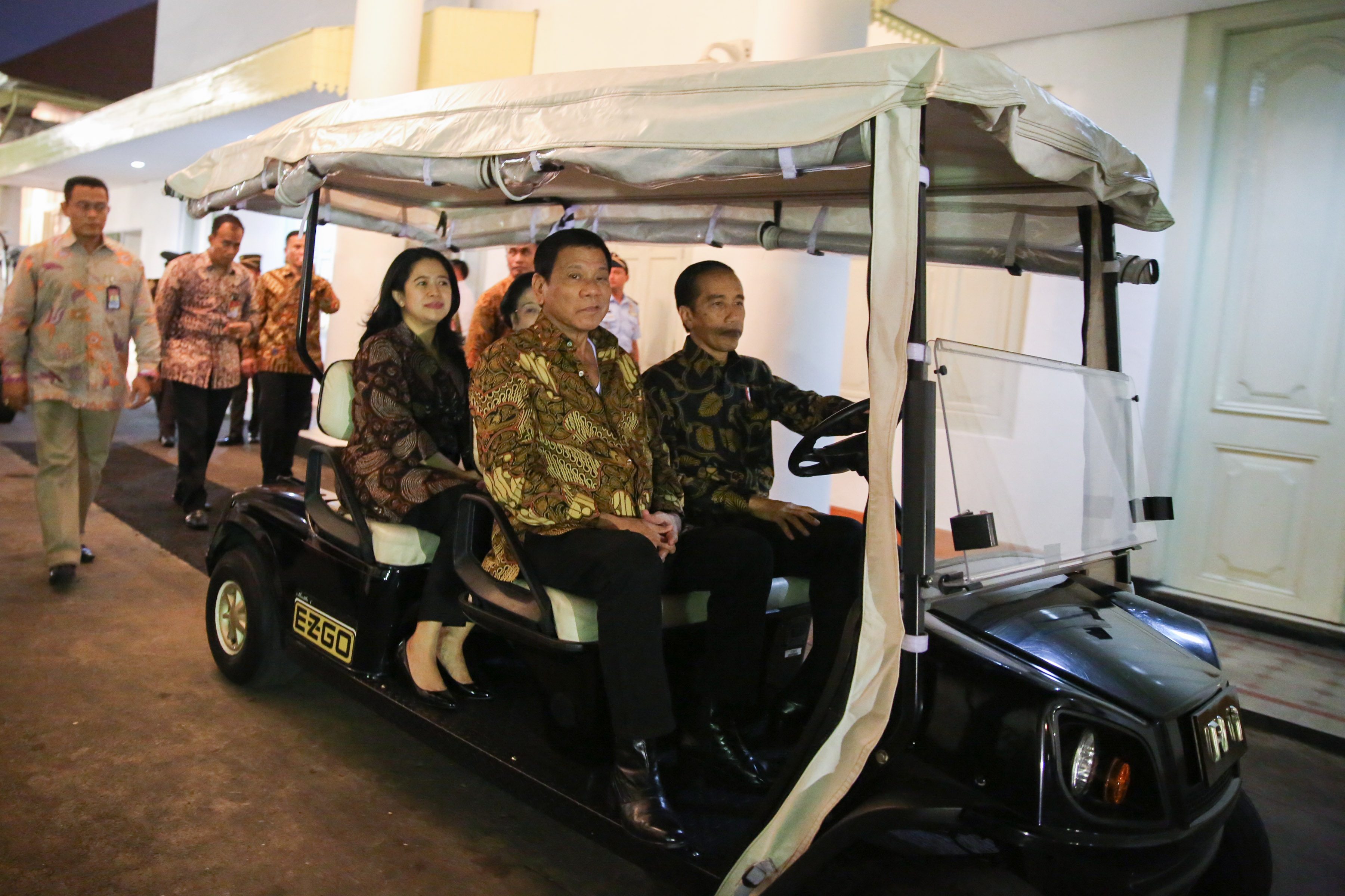 DRIVER. President Rodrigo Duterte is driven around by Indonesian President Joko Widodo going to Istana Negara in Jakarta on September 9 