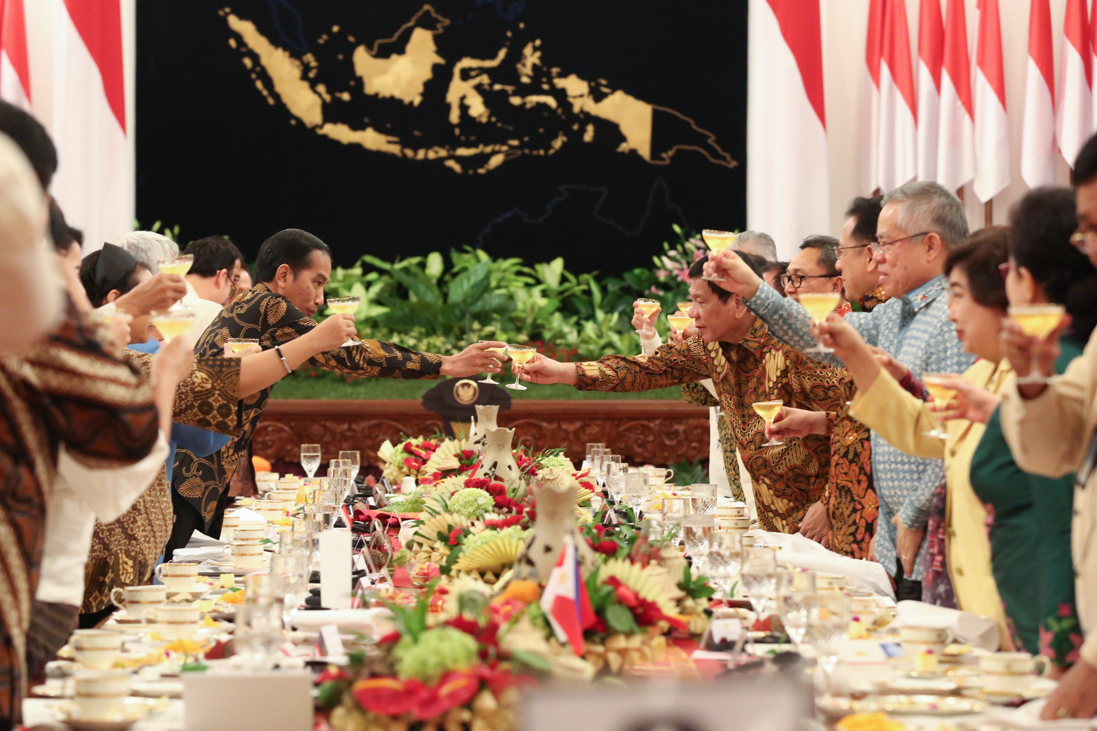 PARTNERSHIP. President Rodrigo Duterte accepts a toast from Indonesian President Joko Widodo during a state banquet at Istana Negara in Jakarta on September 9 