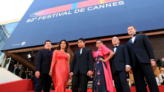 COCO AT CANNES. L-R, Director Brillante Mendoza, actors Mercedes Cabral, Coco Martin, Maria Isabel Lopez and producers Ferdinand Lapuz and Didier Costet arrive for the gala screening of their film 'Kinatay' during the 62nd edition of the Cannes film festival in Cannes, France, 16 May 2009. Ian Langsdon/EPA 