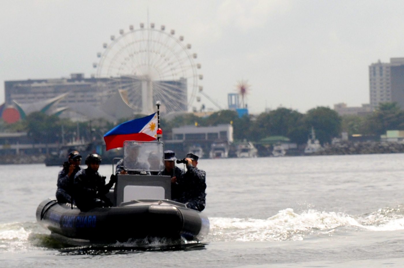 PATROL. Members of the Philippine Coastguard Special Operations Group patrol the Manila Bay coastline as they implement the strict no sail and no fishing zones during the 31st ASEAN Summit and Related Summits on November 7, 2017. Photo by Ben Nabong/Rappler 