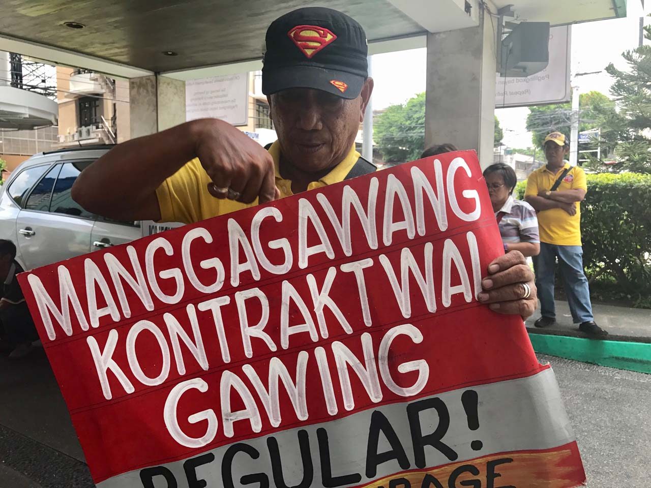 CONTRACTUAL. MMDA KKK union members had to bring protest signs to work for the demonstration. Photo by Rambo Talabong/Rappler  