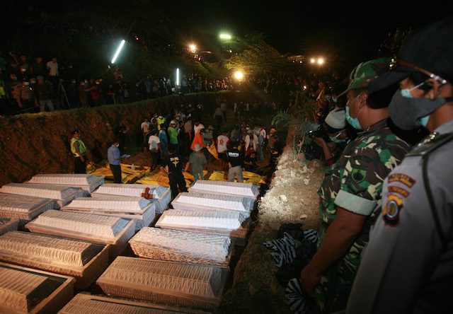 PETI MATI. Penguburan massal korban tewas akibat letusan Merapi, 7 November 2010. Foto: EPA/ADI WEDA 