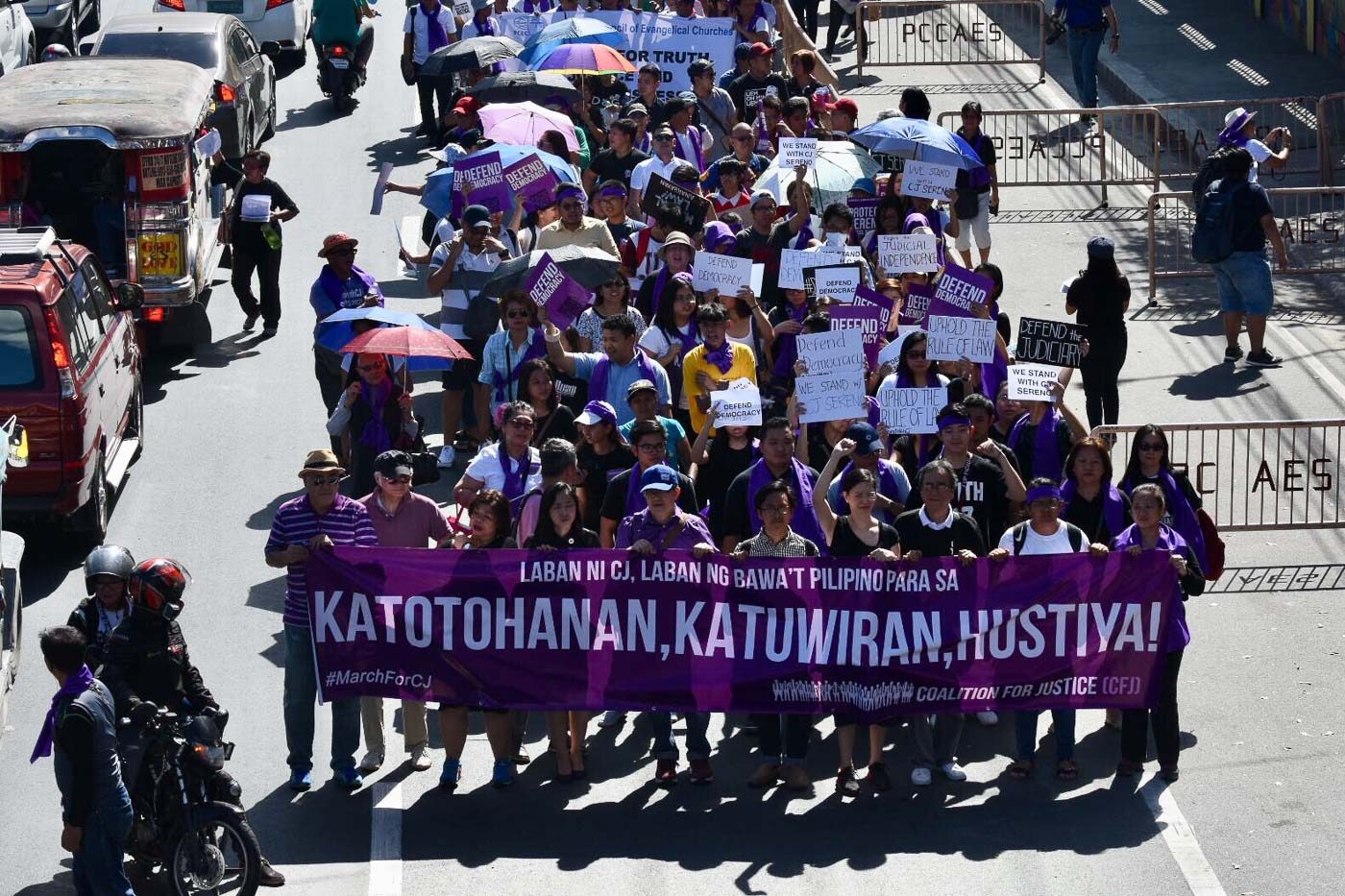#STANDWITHCJ. Church groups, students, farmers, workers, and supporters of Supreme Court Chief Justice Maria Lourdes Sereno march to the House of Representatives on March 6, 2018, to 'express their grave concern on the efforts in Congress to impeach the Chief Justice.' Photo by Angie de SIlva/Rappler  