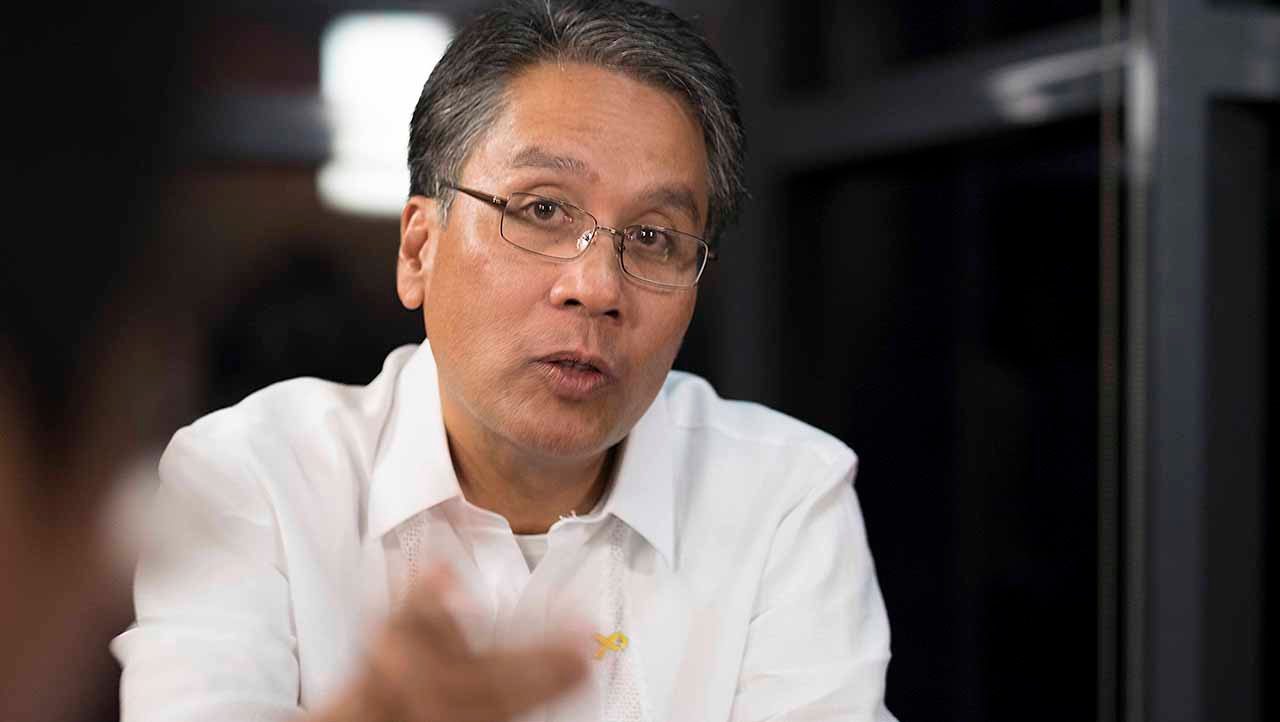 Roxas on Poe: Stop blame game, just answer allegations