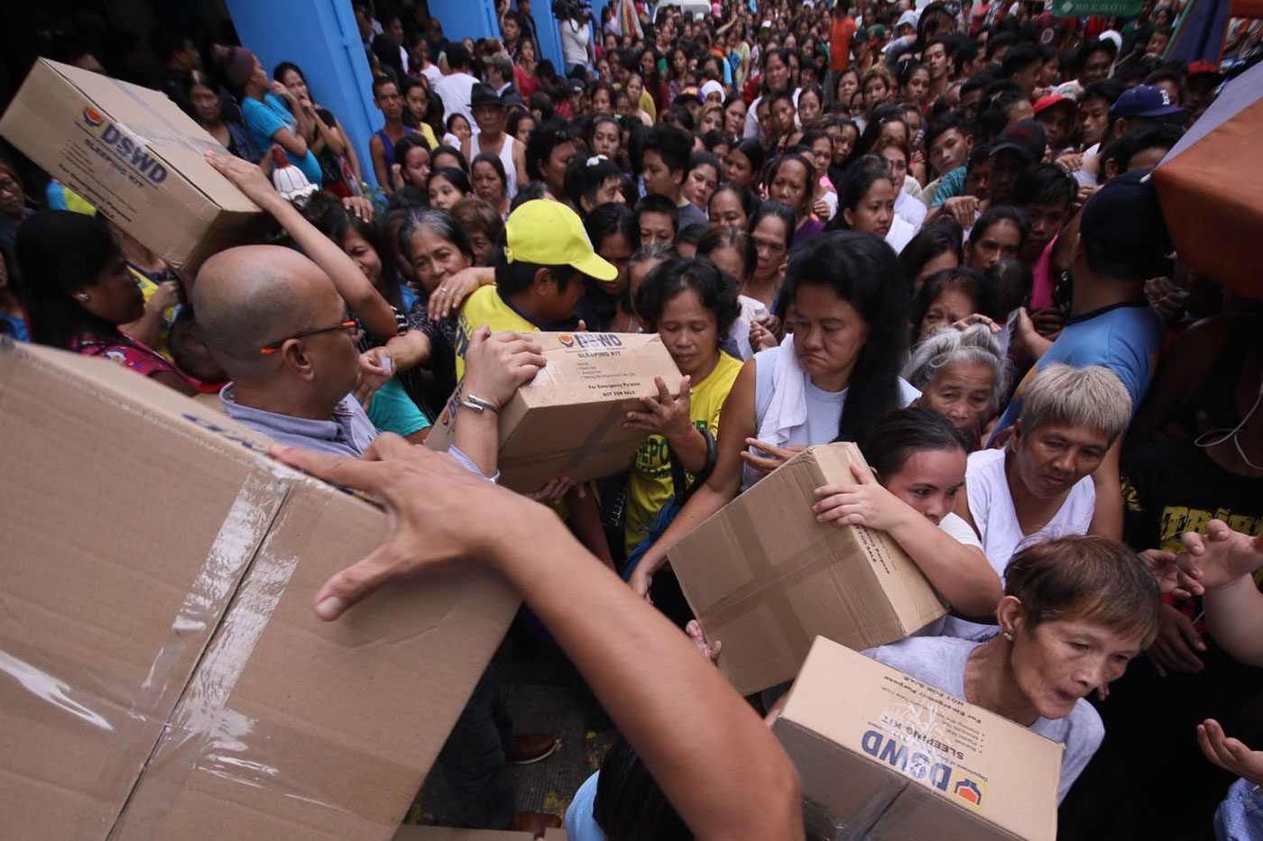AID. Evacuees at the Malanday Elementary School in Marikina City queue for sleeping kits and relief goods from DSWD on Monday, August 13, 2018. Photo by Darren Langit/Rappler 