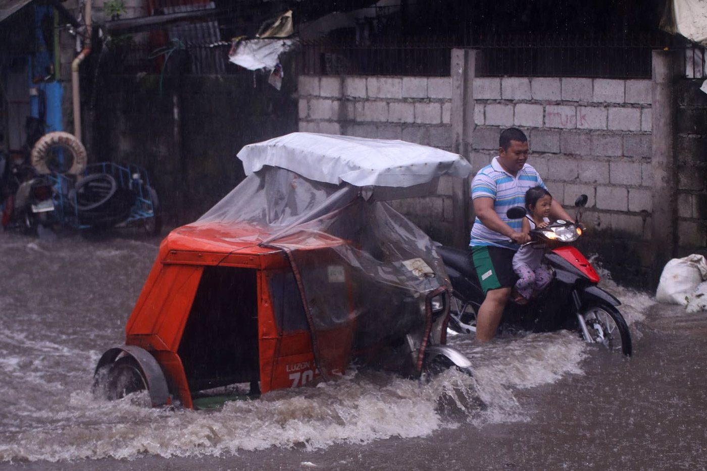 FLOOD. Vehicles cut through knee-deep water in Barangay Holy Spirit in Quezon City on  August 11, 2018. Photo by Darren Langit/Rappler 