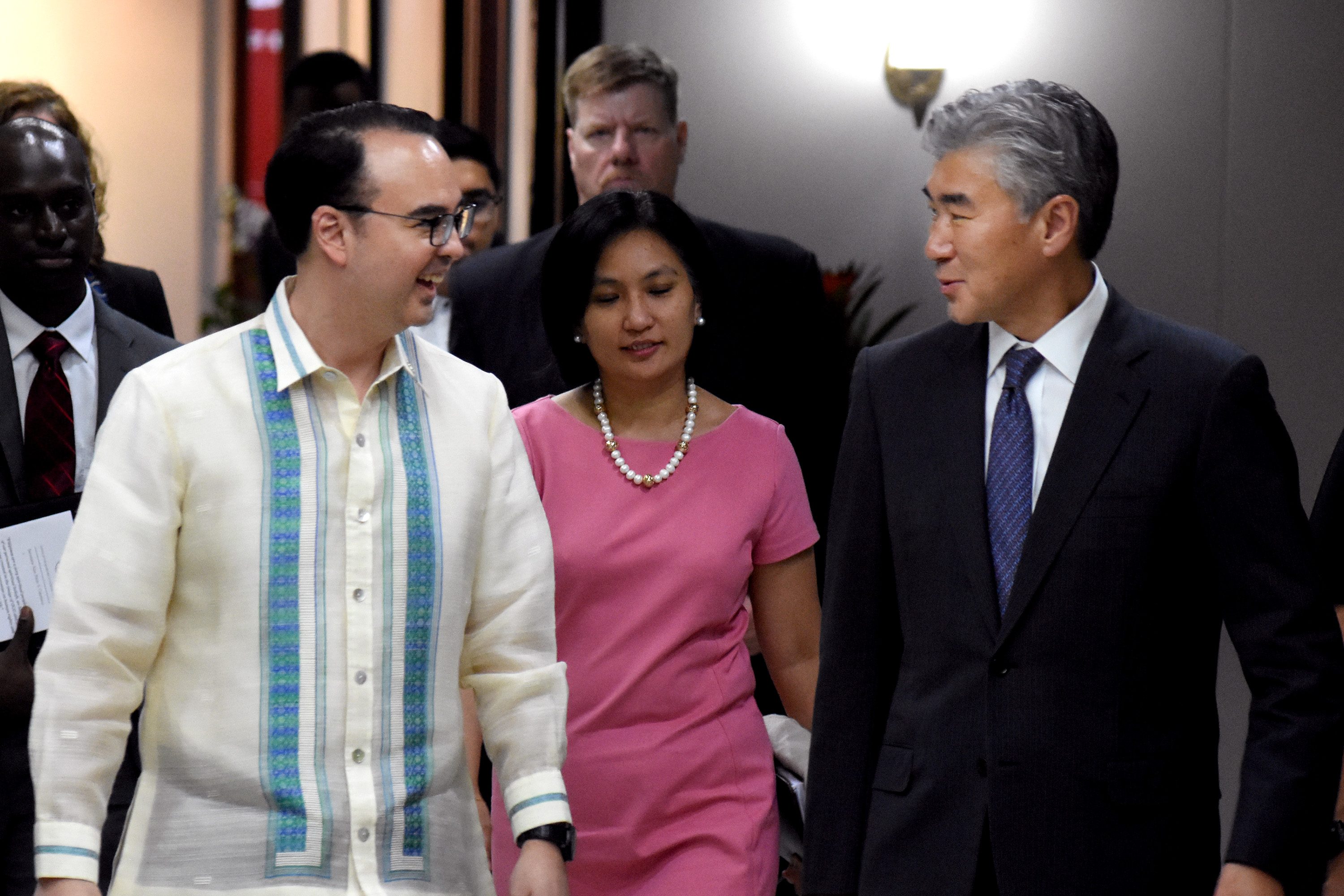 BETTER TIES. Philippine Foreign Secretary Alan Peter Cayetano and US Ambassador to the Philippines Sung Kim chat at the Philippine Department of Foreign Affairs on September 8, 2017, the day they sign a document on a partnership to reduce drug demand in the Philippines. Photo by Angie de Silva/Rappler 