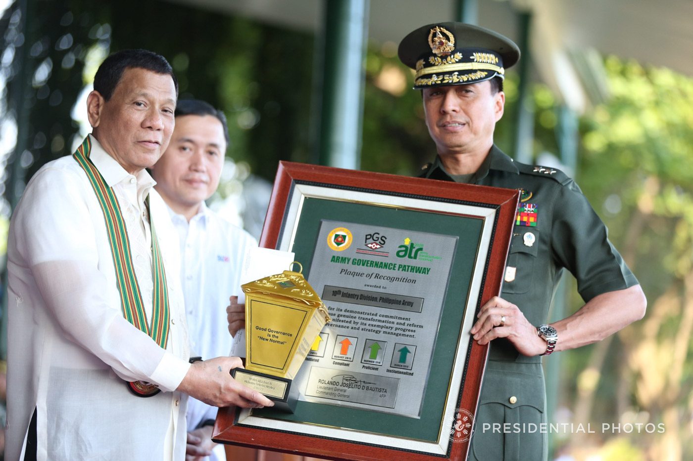 AWARDEE. President Rodrigo Duterte confers the Army Governance Pathway Institutionalized Medallion award on the 10th Infantry Division represented by its commander, Major General Noel Clement. 