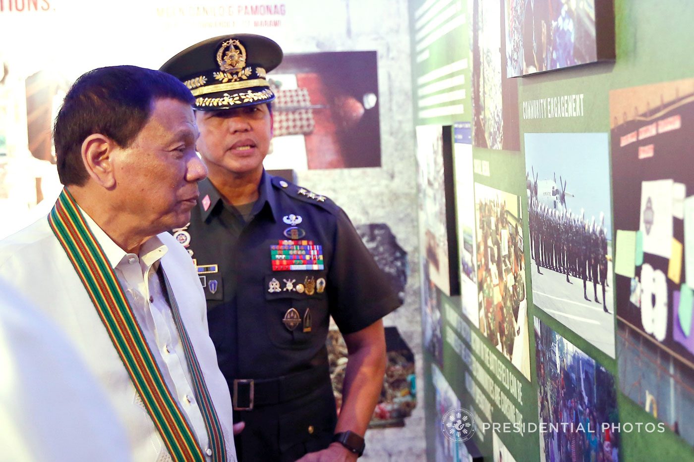 PHILIPPINE ARMY. Army chief Lieutenant General Rolando Joselito Bautista tours President Rodrigo Roa Duterte inside the Army Museum during the 121st anniversary celebration of the service on March 20, 2018. Malacañang Photo   