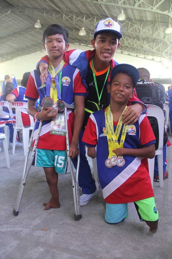 WINNERS. Teacher Joseph N. Villareal poses with winning students in the Para Games. Photo by Rhaydz B. Barcia/Rappler 