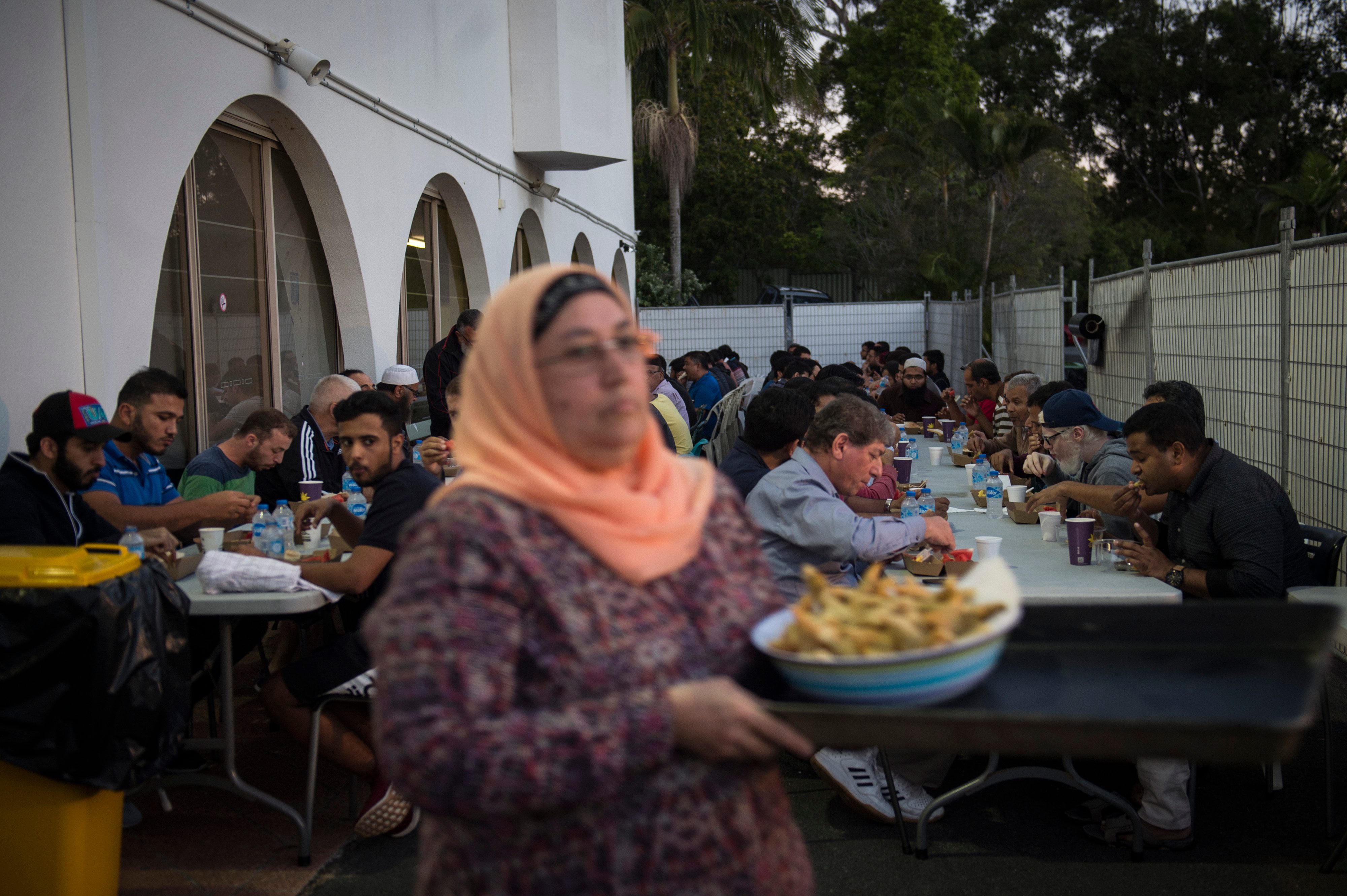 Ratusan umat Muslim yang tinggal di Gold Coast menyempatkan diri untuk melakukan iftar di Gold Coast Mosque. Foto oleh Rosa Panggabean/Antara  