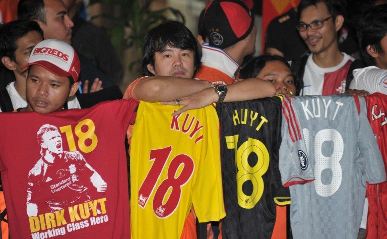 Penggemar sepak bola di Indonesia menunggu kedatangan pemain timnas Belanda di Jakarta pada 5 Juni 2013. Timnas Indonesia saat itu akan menjamu Belanda dalam pertandingan persahabatan. Foto oleh Bay Ismoyo/AFP 
