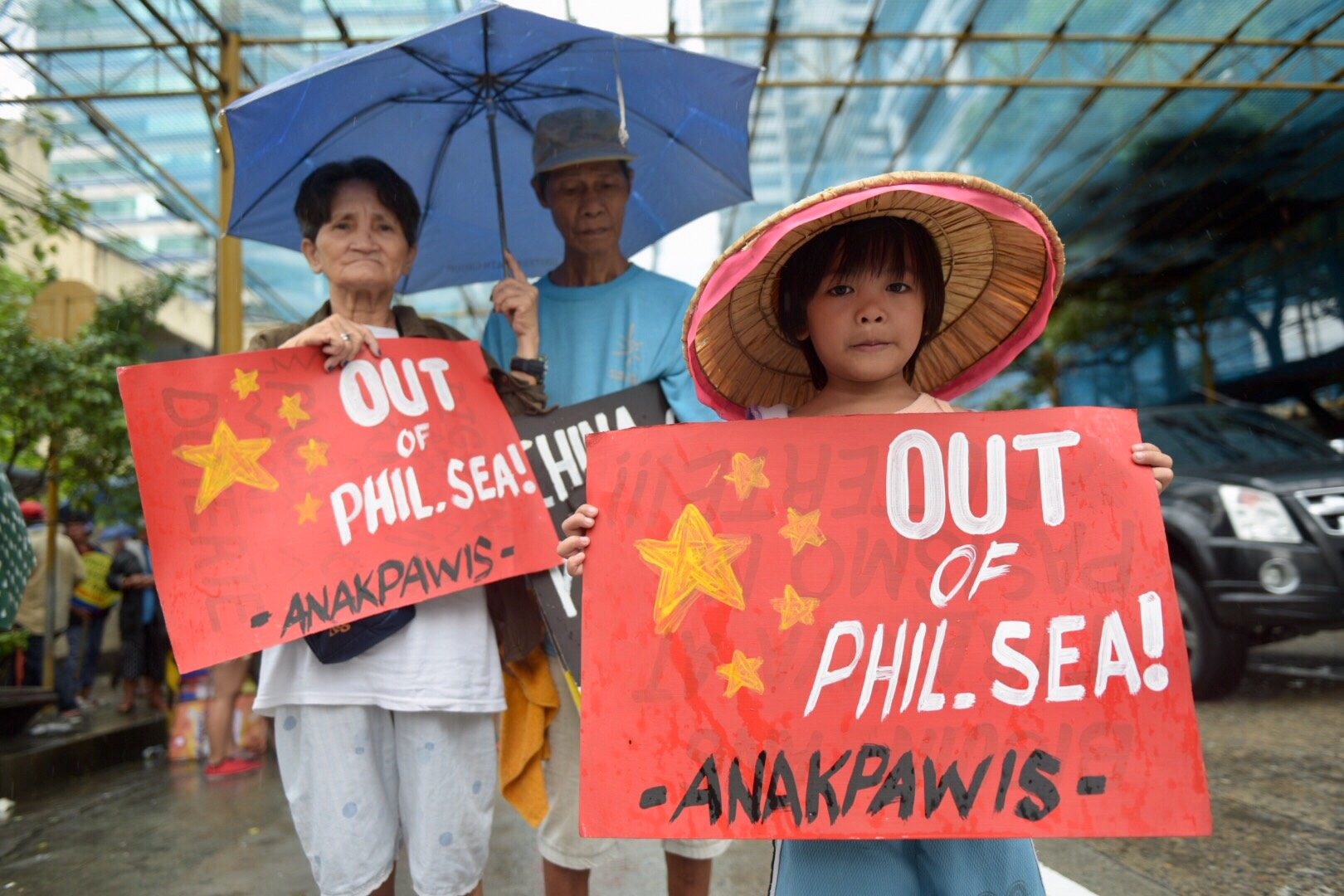PROTEST. A militant group protests at the Chinese consulate in Makati City on June 12, 2018, Independence Day, to ask President Duterte to end tolerance of China's incursions in the West Philippine Sea. Photo by LeAnne Jazul/Rappler  