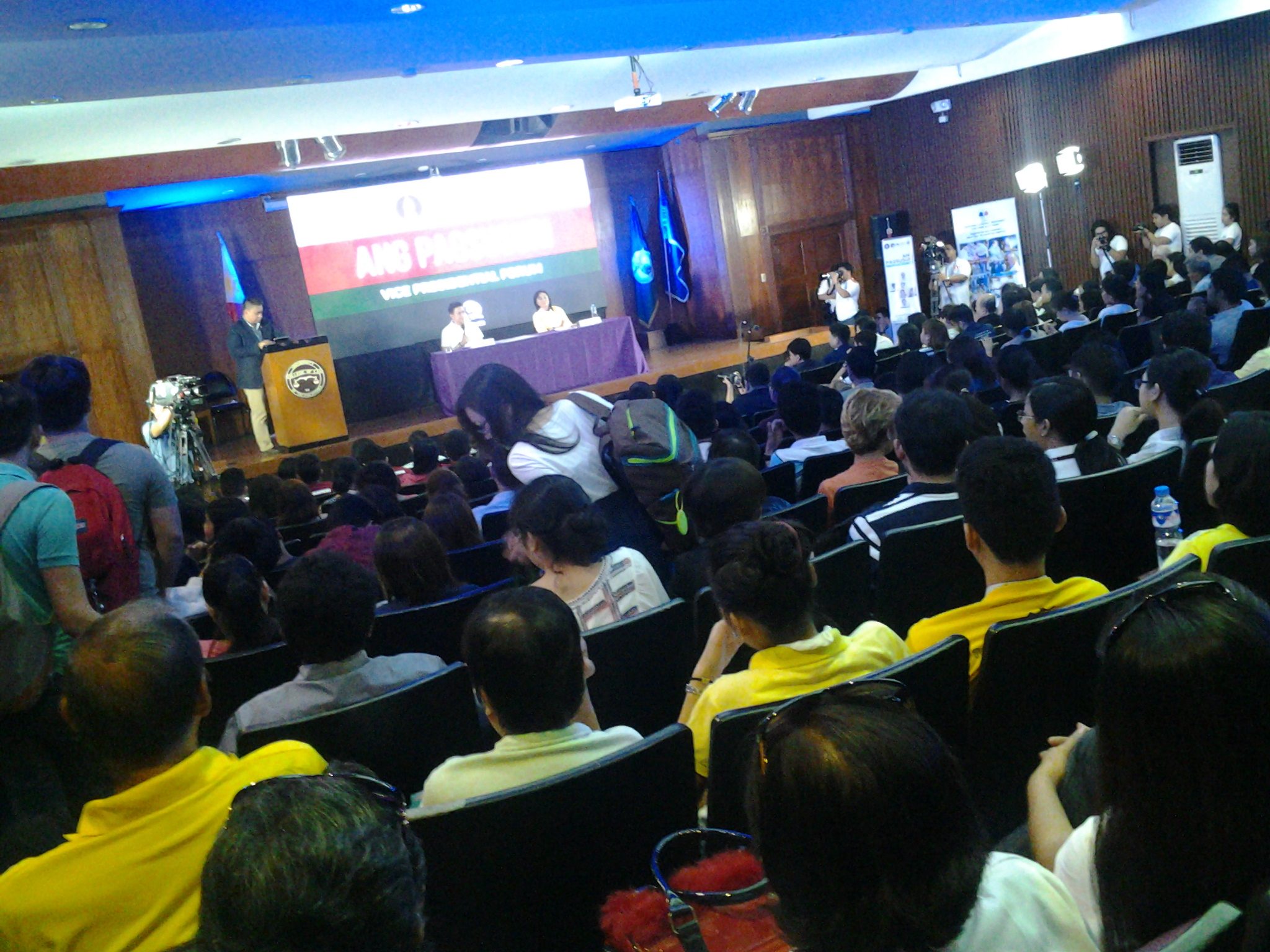 PACKED HALL. Supporters and students fill the Malcolm Theatre to watch Escudero and Robredo explain their platforms. Photo by Leanne Jazul/Rappler 