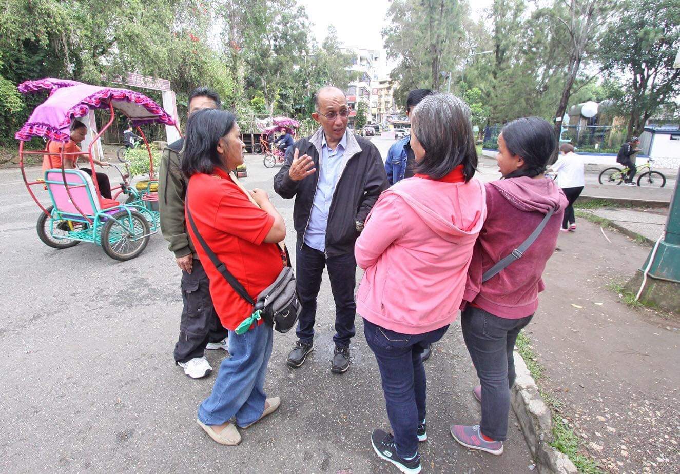 HUDDLE. Mayor Magalong consults vendors about his plan to address the overdevelopment of at Burnham Park. Sourced photo 

 