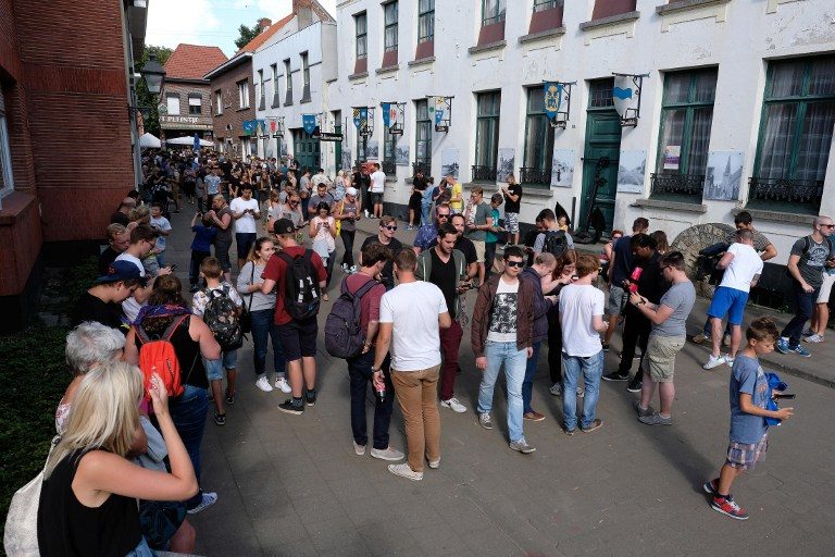 FOOT TRAFFIC. As seen in the village of Lillo in Belgium, a rare Pokemon in an area can draw huge crowds – a potential boon for surrounding businesses. Photo by Nicolas Maeterlinck/AFP.   